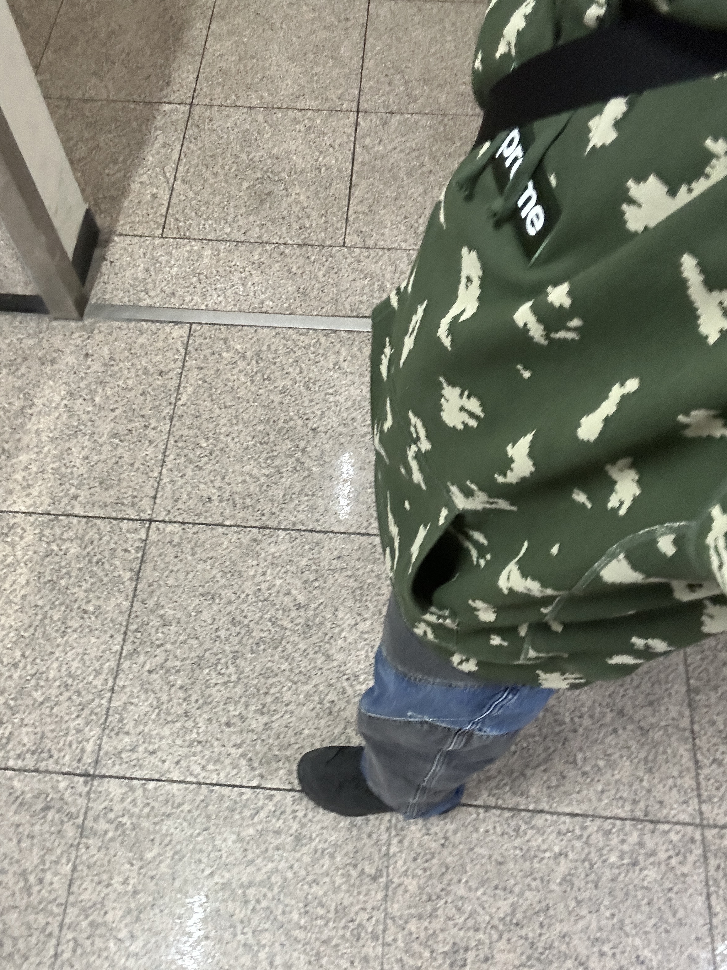 슈프림 박스로고 후드 스웨트셔츠 올리브 러시안 카모 - 21FW, 슈프림 투톤 패널드 진 블랙 - 22FW 착용 스타일 - 3