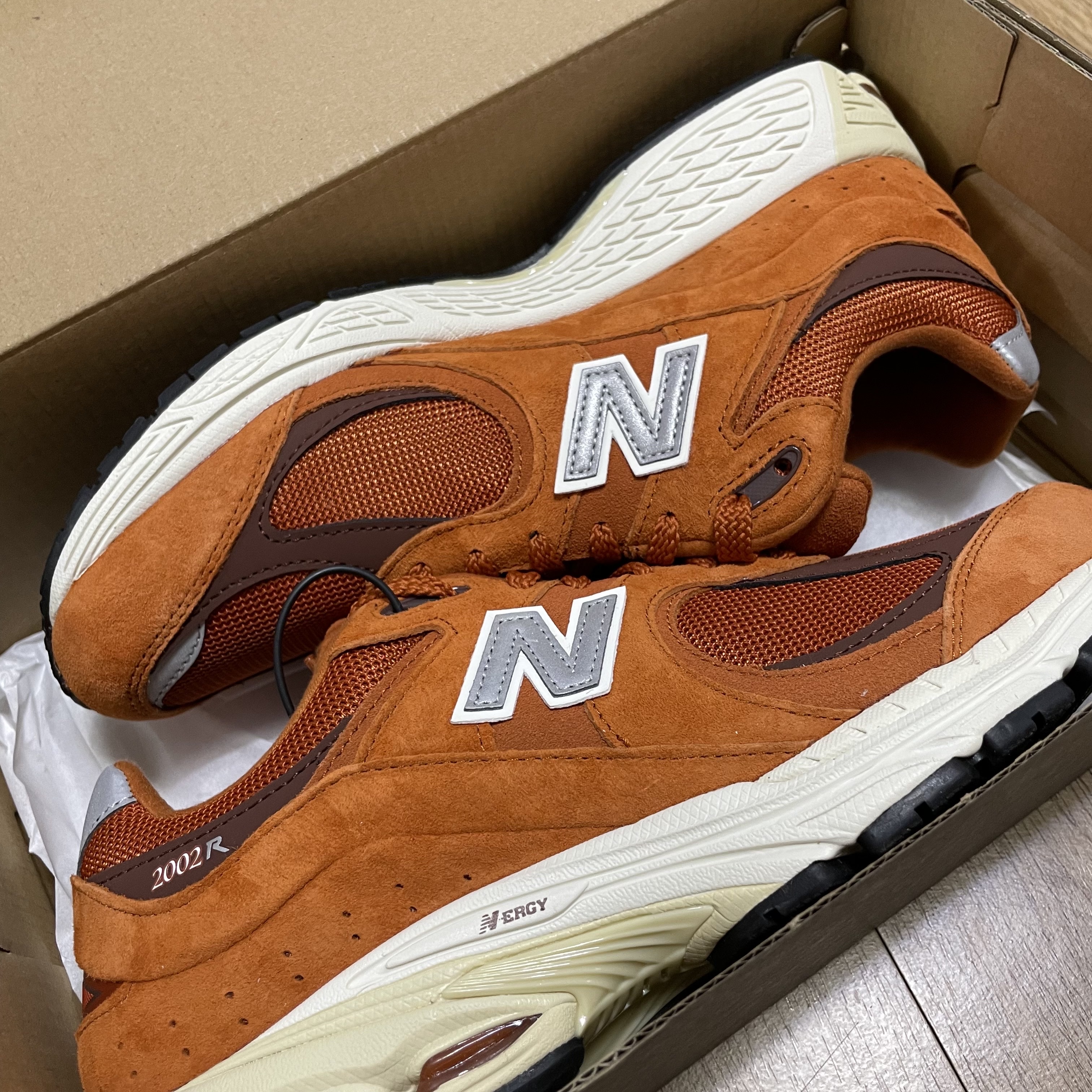 New Balance 2002R Rust Oxide 착용 스타일 - 2