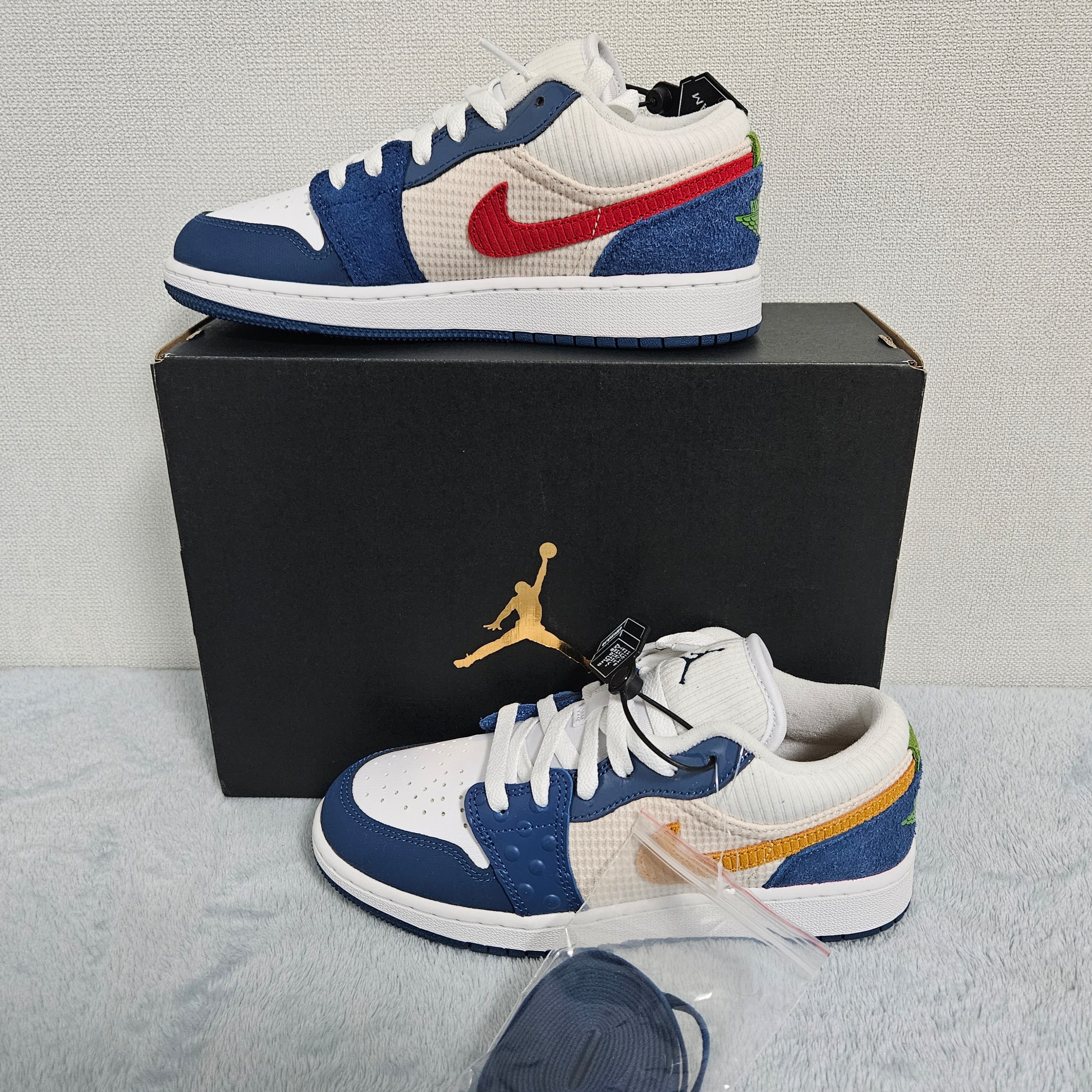 (GS) Jordan 1 Low SE French Blue Chutney White 착용 스타일 - 1