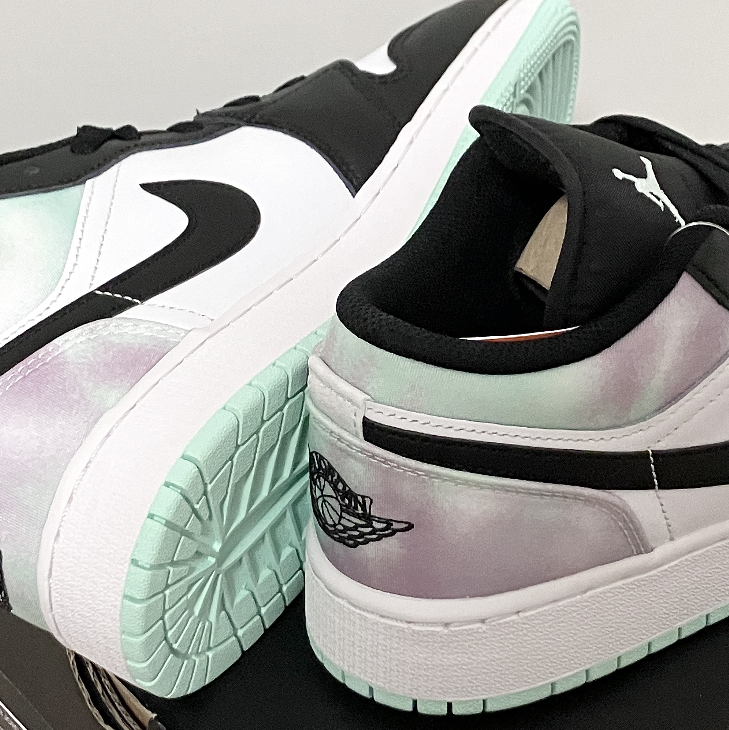 (GS) Jordan 1 Low SE White Black Tie-Dye 착용 스타일