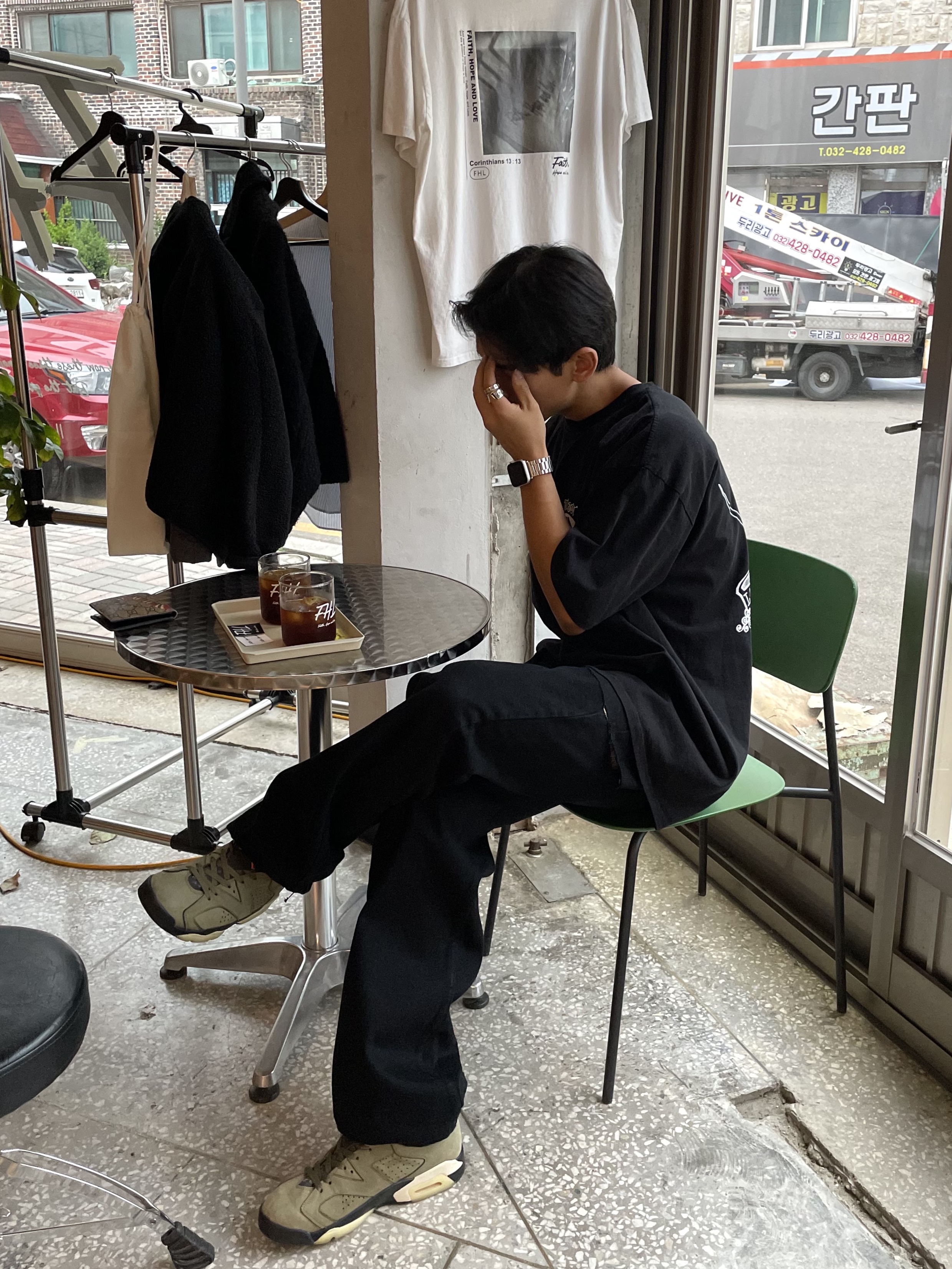Stussy x Our Legacy Work Shop Surf Skull Pigment Dyed T-Shirt Black, Jordan 6 x Travis Scott Retro Olive 착용 스타일 - 3