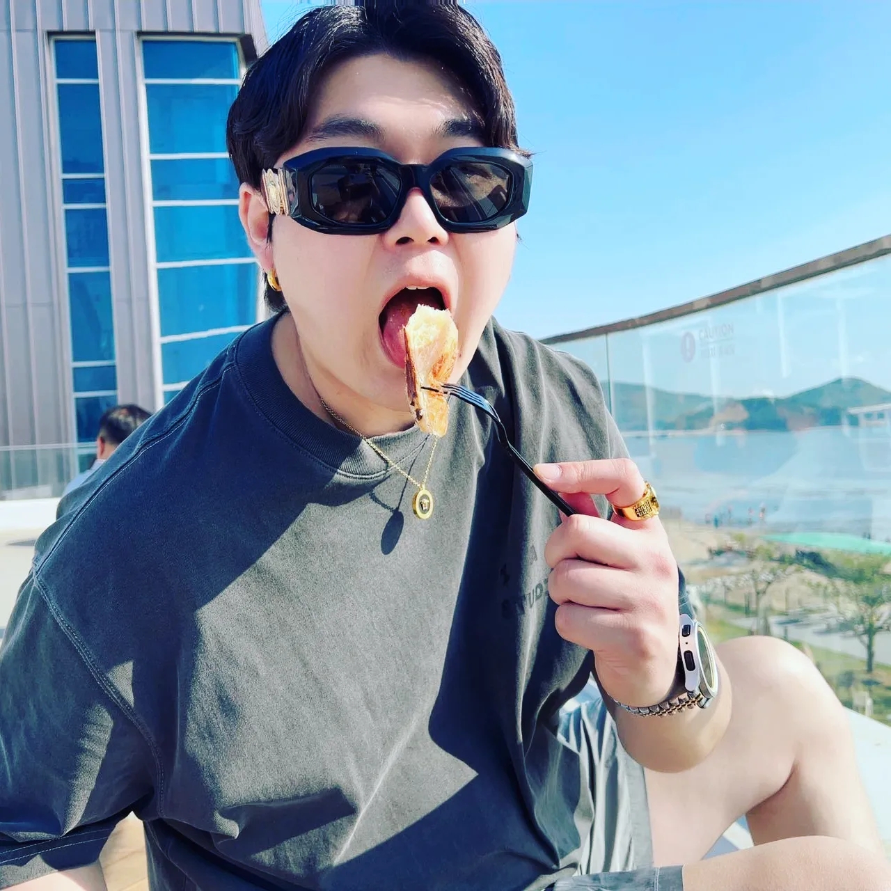 IAB Studio Woven Shorts Gray, IAB Studio Pigment T-Shirt Black 착용 스타일 - 3