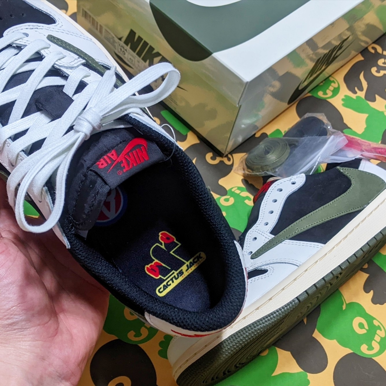(W) Jordan 1 x Travis Scott Retro Low OG SP Medium Olive 착용 스타일 - 3