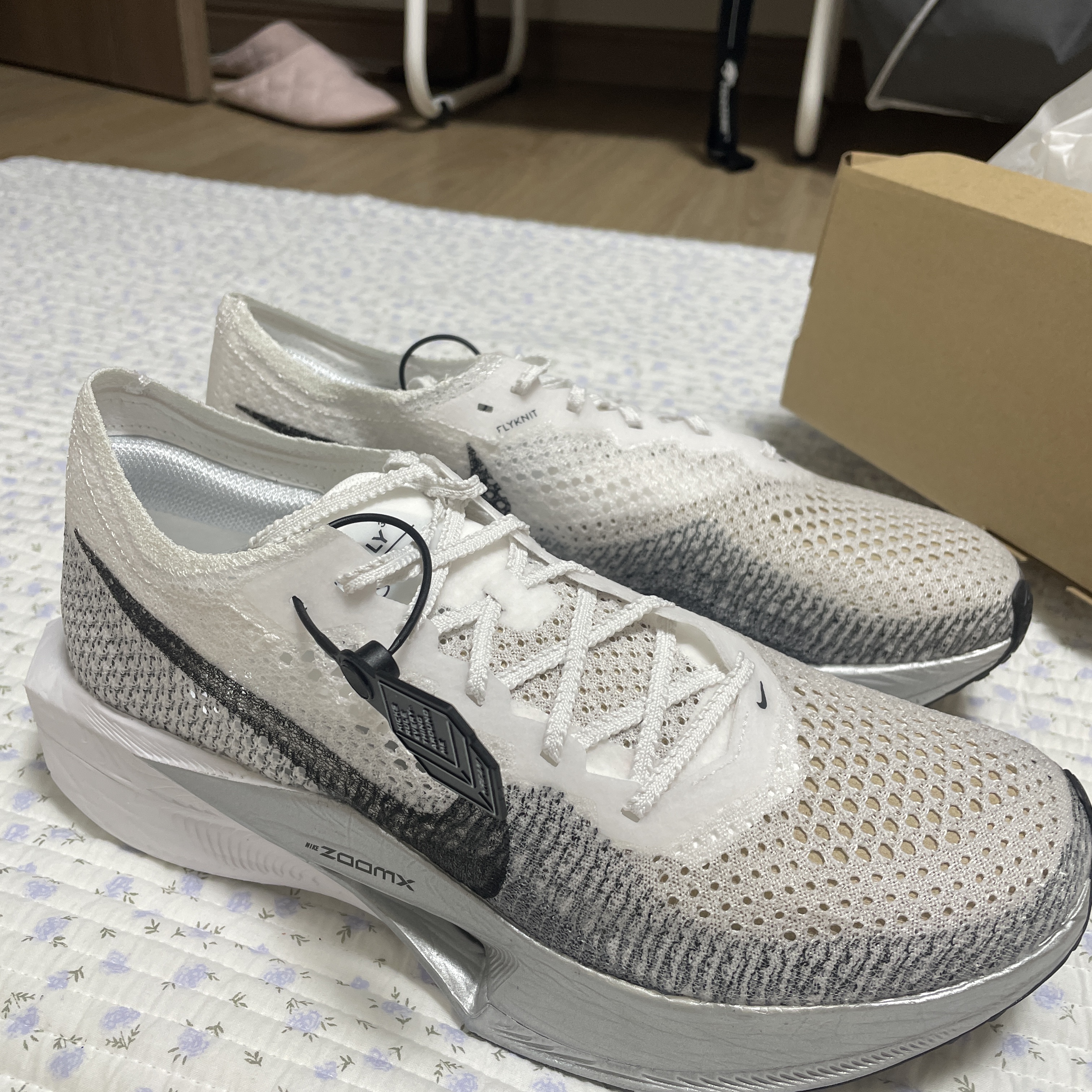 Nike ZoomX Vaporfly Next% 3 White Grey 착용 스타일 - 2