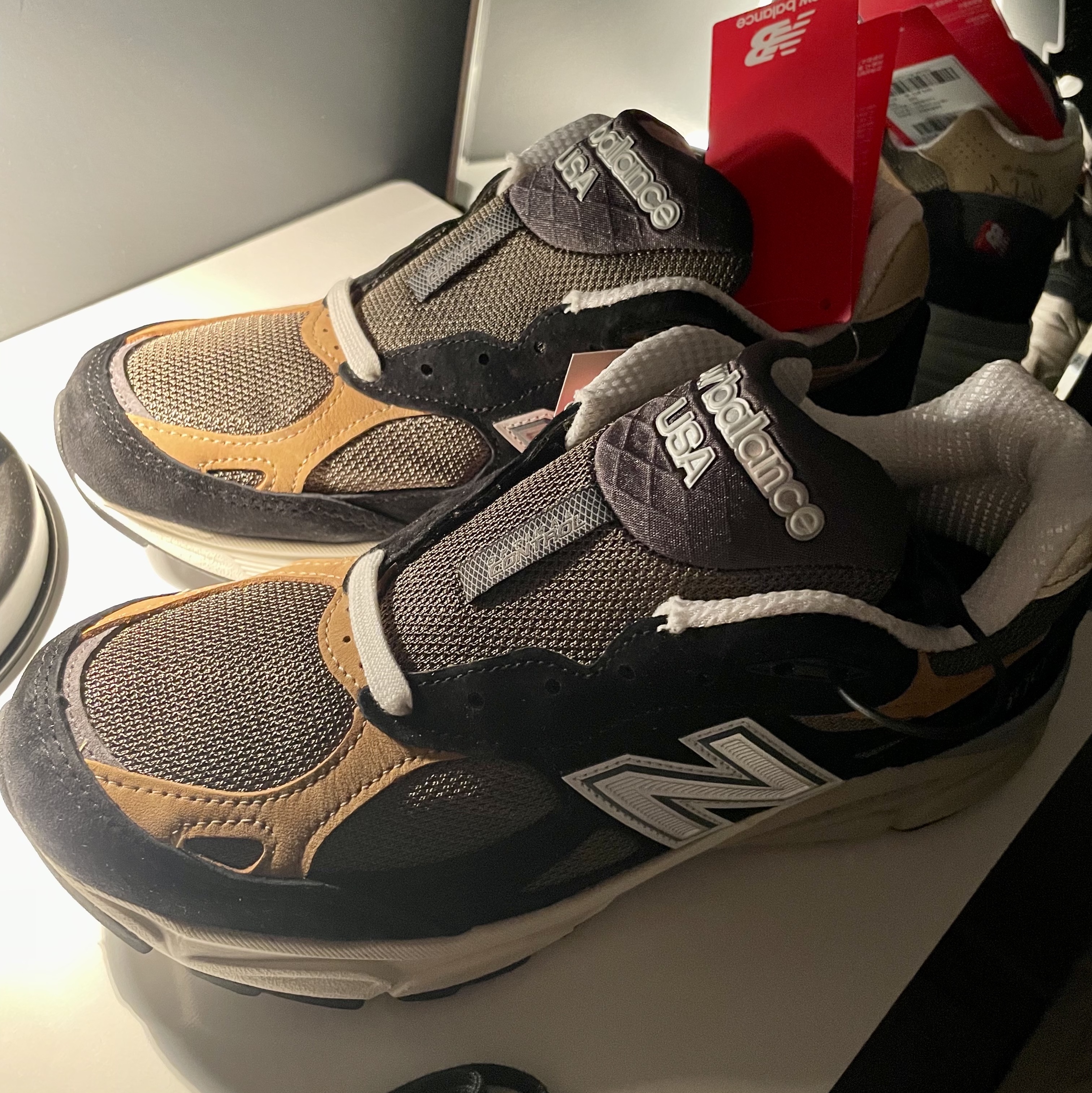 뉴발란스 990v3 메이드 인 USA 블랙 탄 착용 스타일 - 2