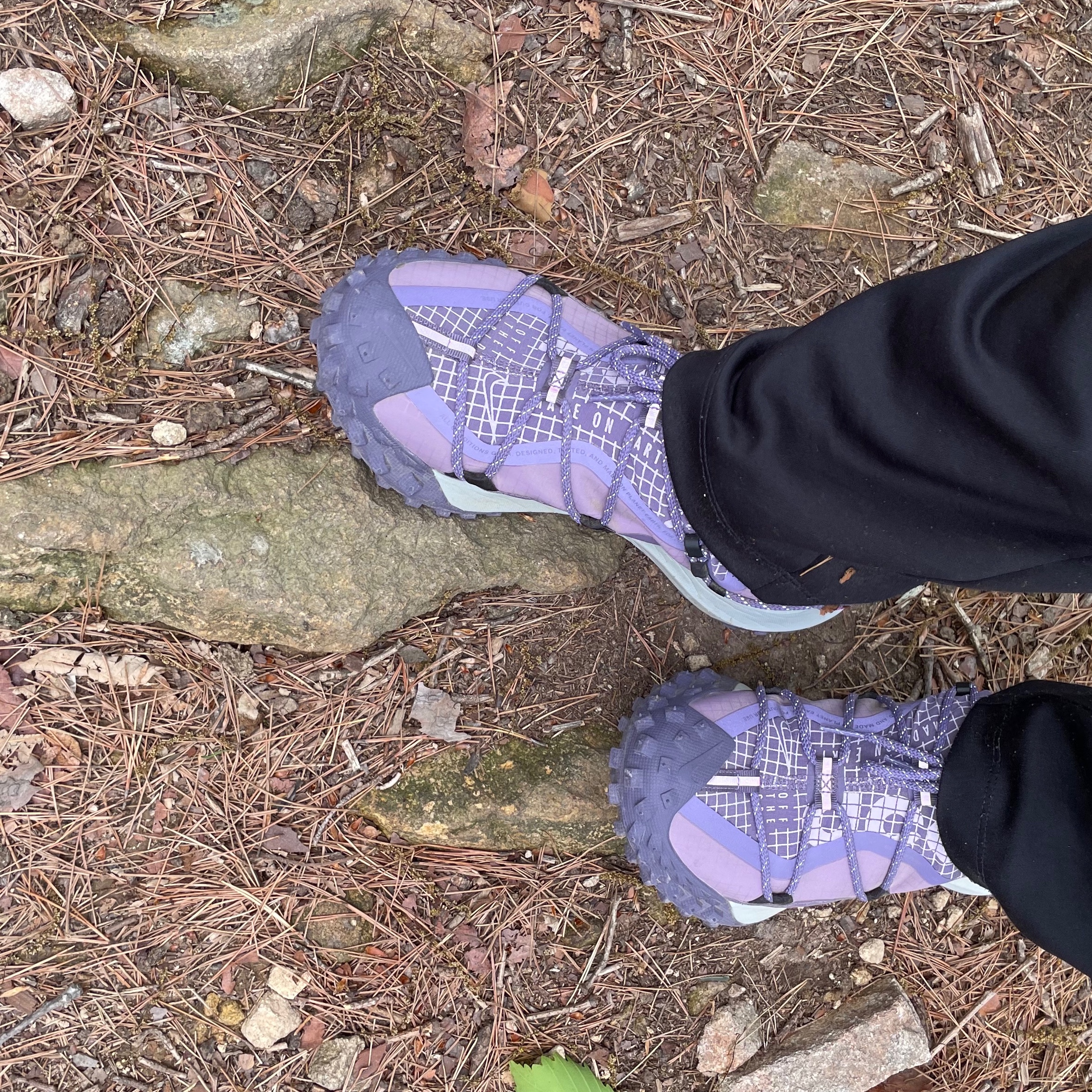 Nike ACG Mountain Fly Low Canyon Purple, Nike ACG Cinder Cone Windproof Jacket Red Stone - Asia 착용 스타일 - 1