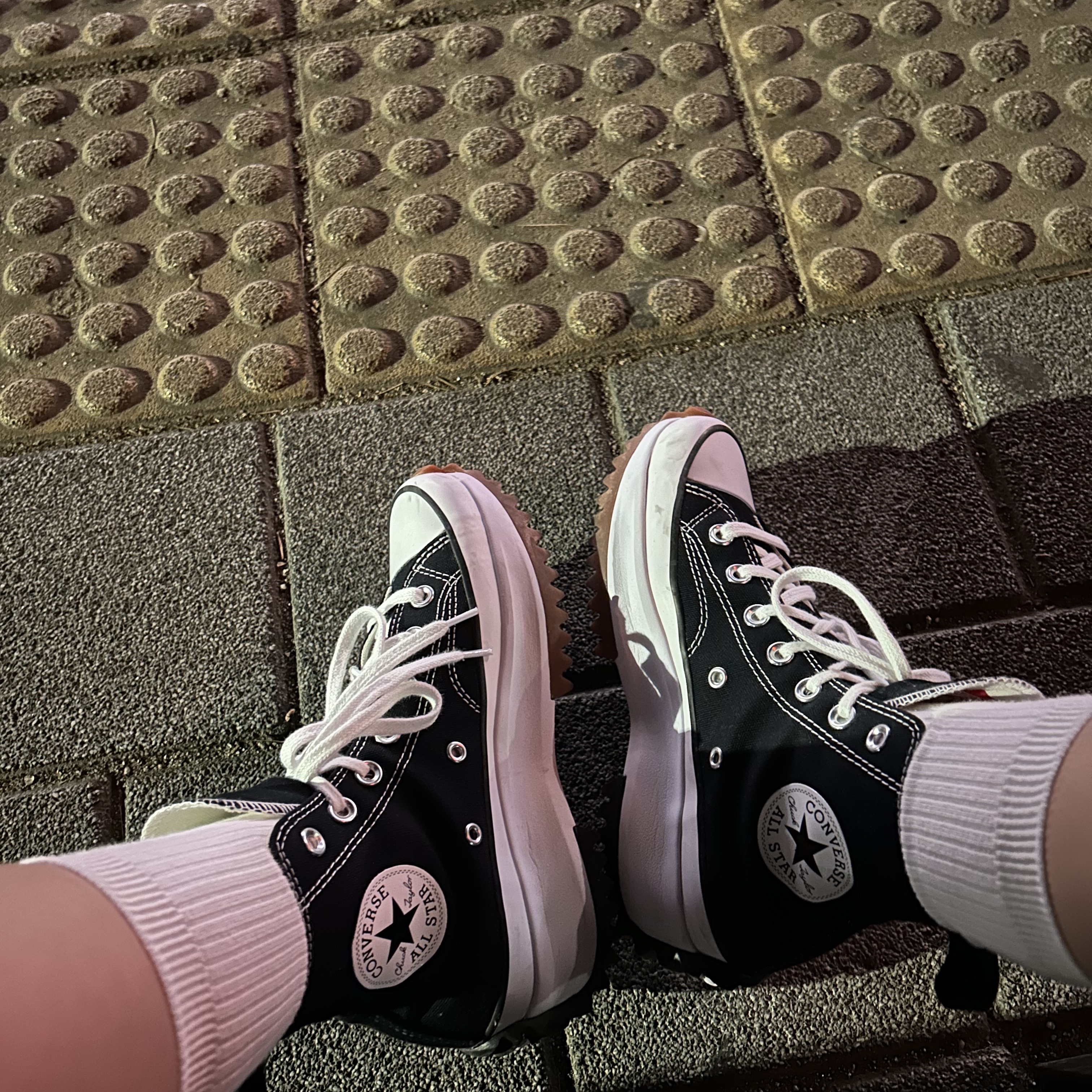 Converse Run Star Hike Hi Black White Gum 착용 스타일 - 1