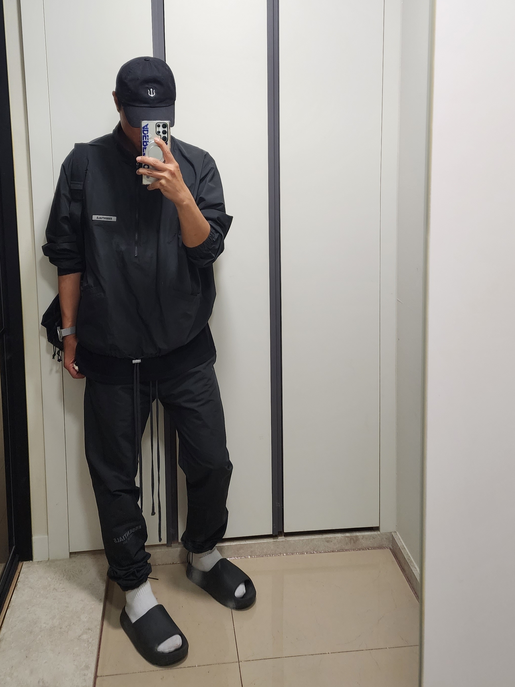 Essentials Track Jacket Black - 20FW, Essentials Track Pants Black - 20FW 착용 스타일