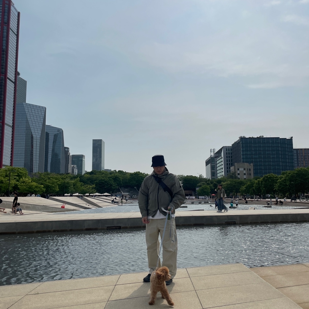 Prada Re-Nylon Bucket Hat Navy, Rootfinder Olle Parka Light Olive 착용 스타일 - 1