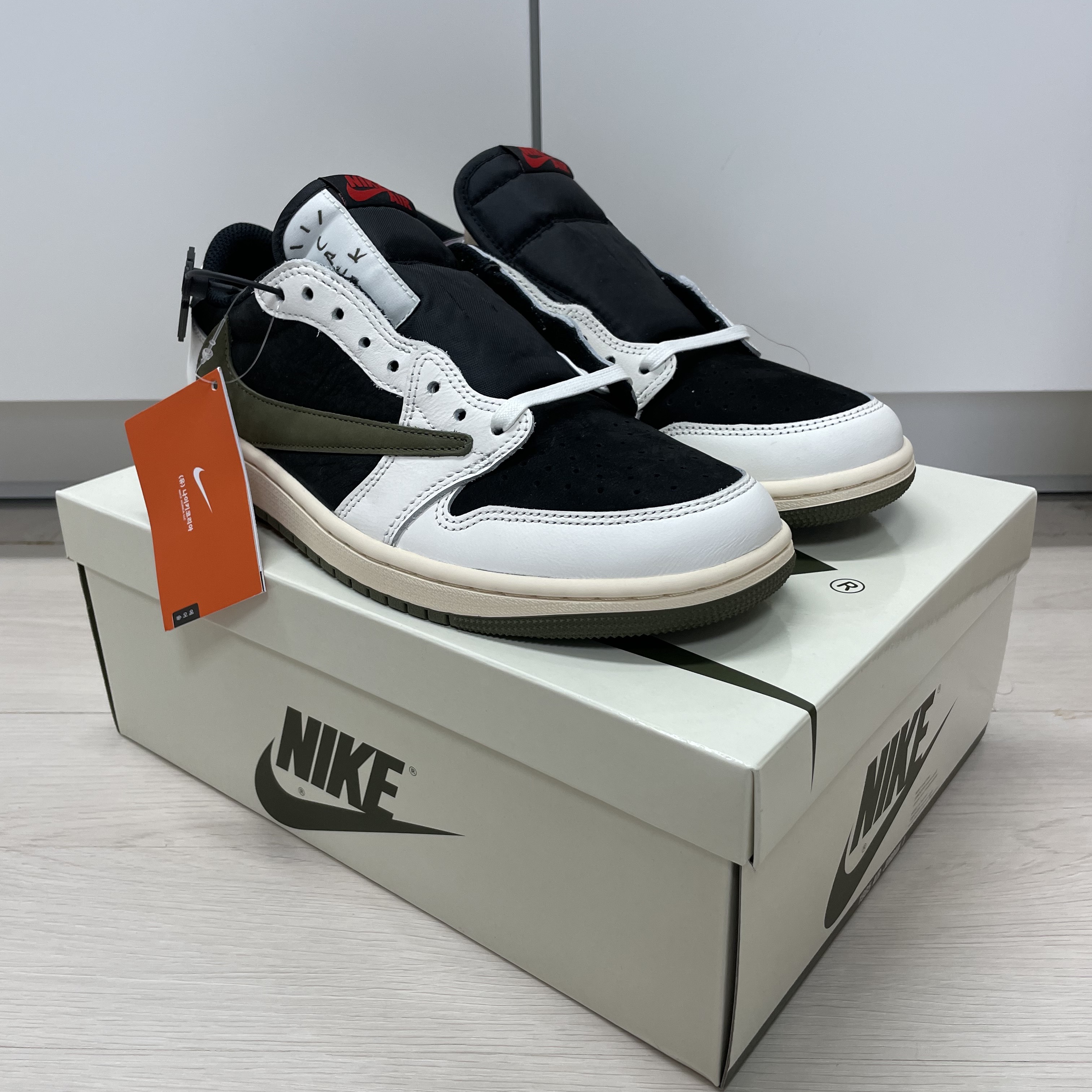 (W) Jordan 1 x Travis Scott Retro Low OG SP Medium Olive 착용 스타일 - 3