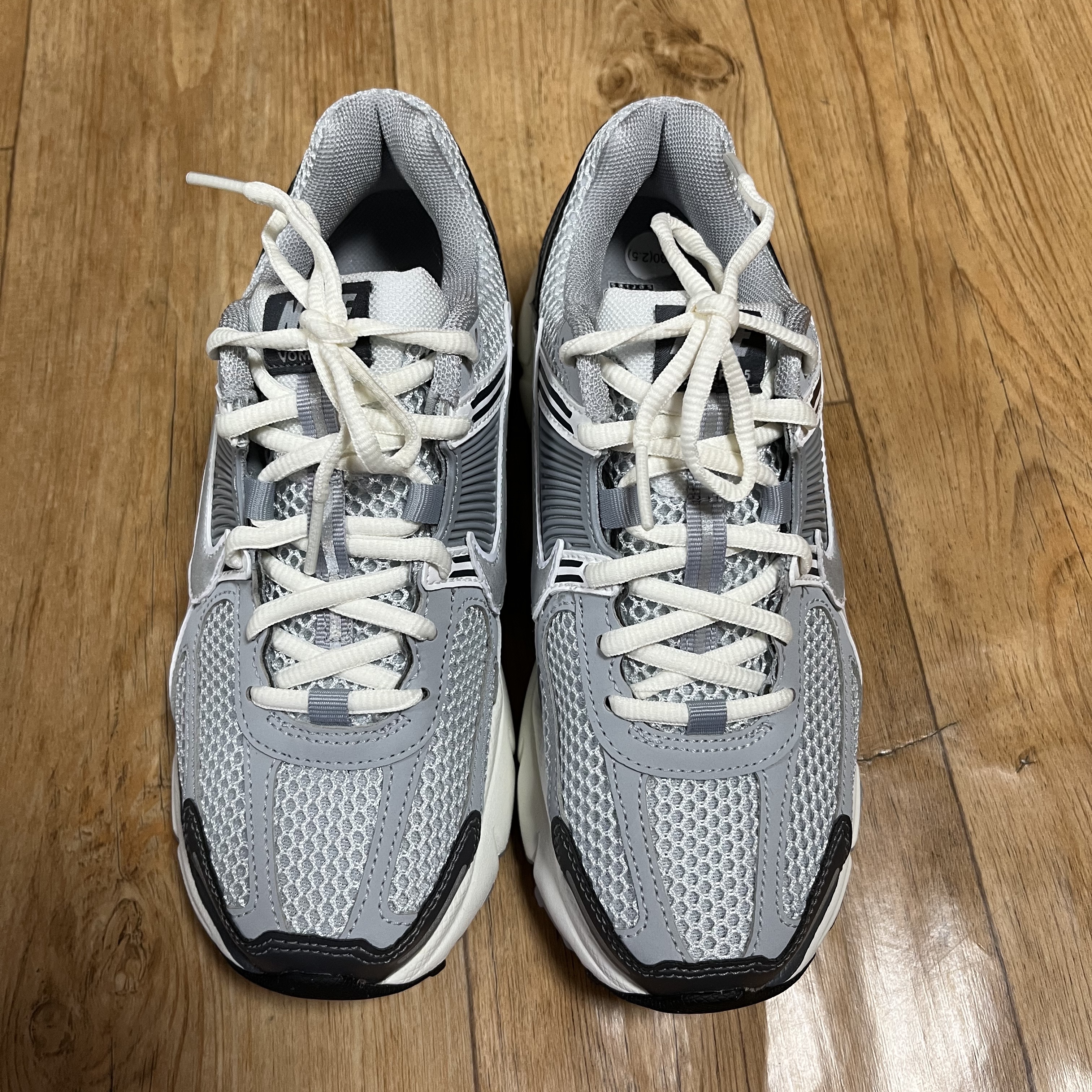(W) Nike Zoom Vomero 5 Pure Platinum Metallic Silver 착용 스타일 - 2