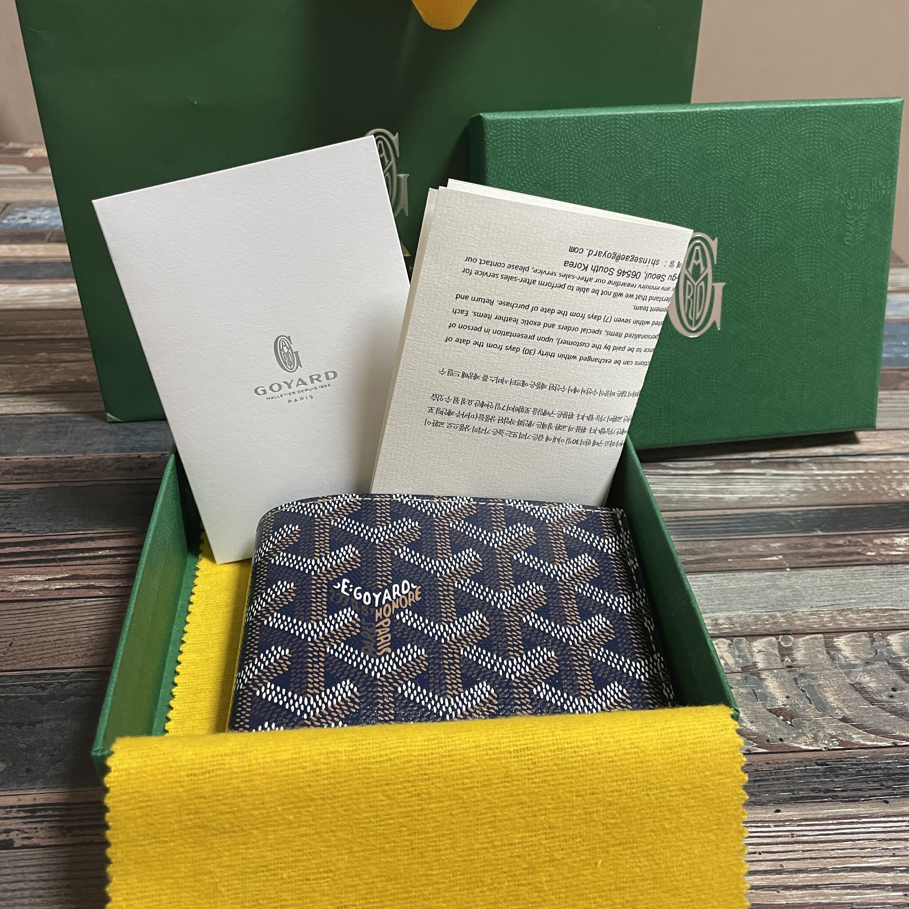 Goyard Victoire Wallet Navy Blue 착용 스타일
