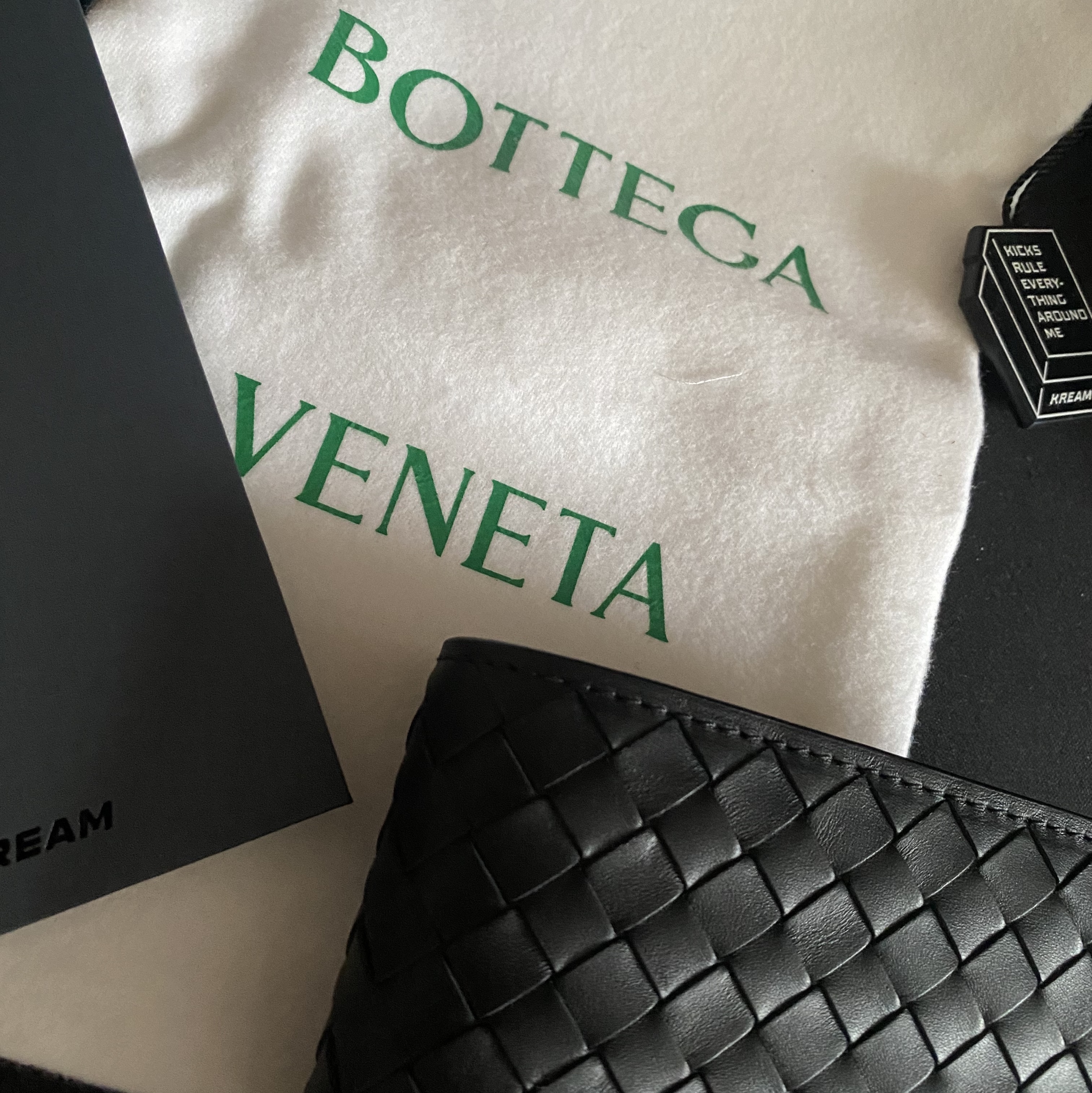 Bottega Veneta Bi-Fold Wallet Black 착용 스타일