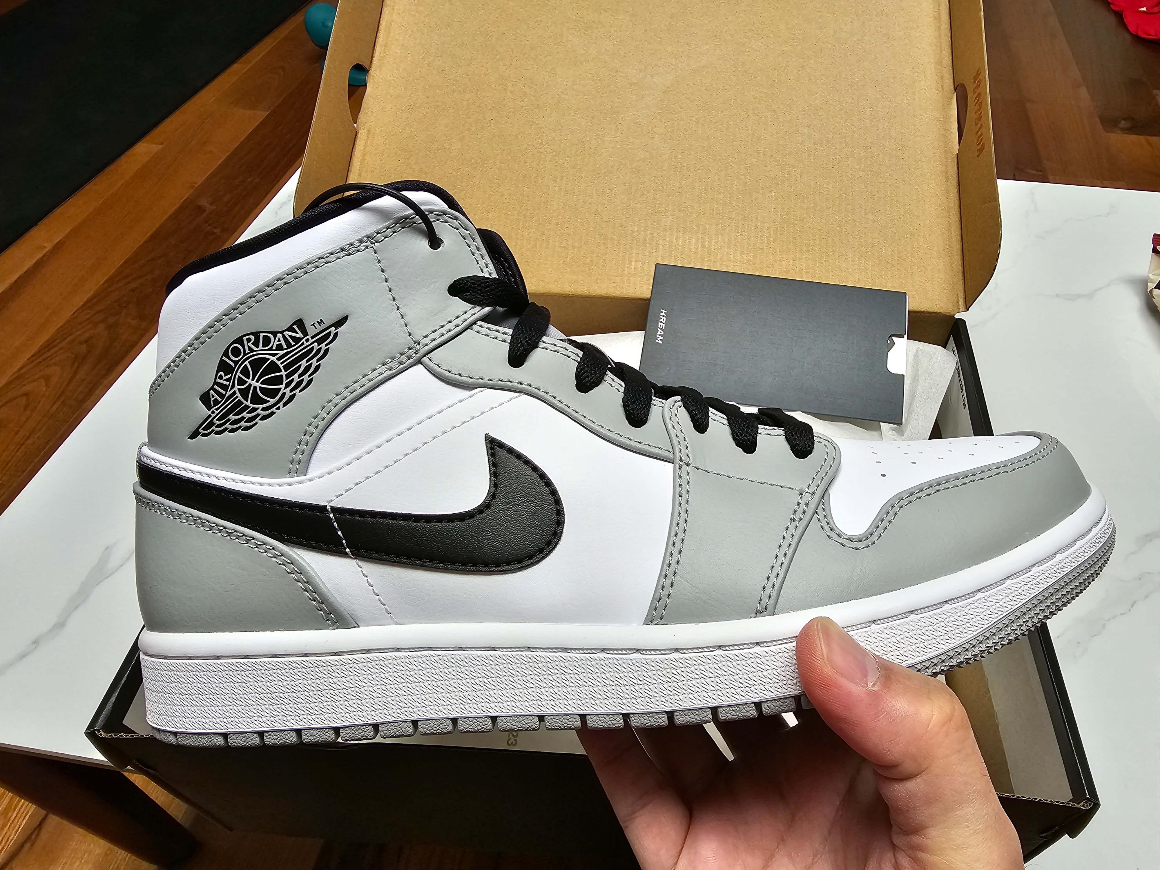 Jordan 1 Mid Light Smoke Grey 착용 스타일