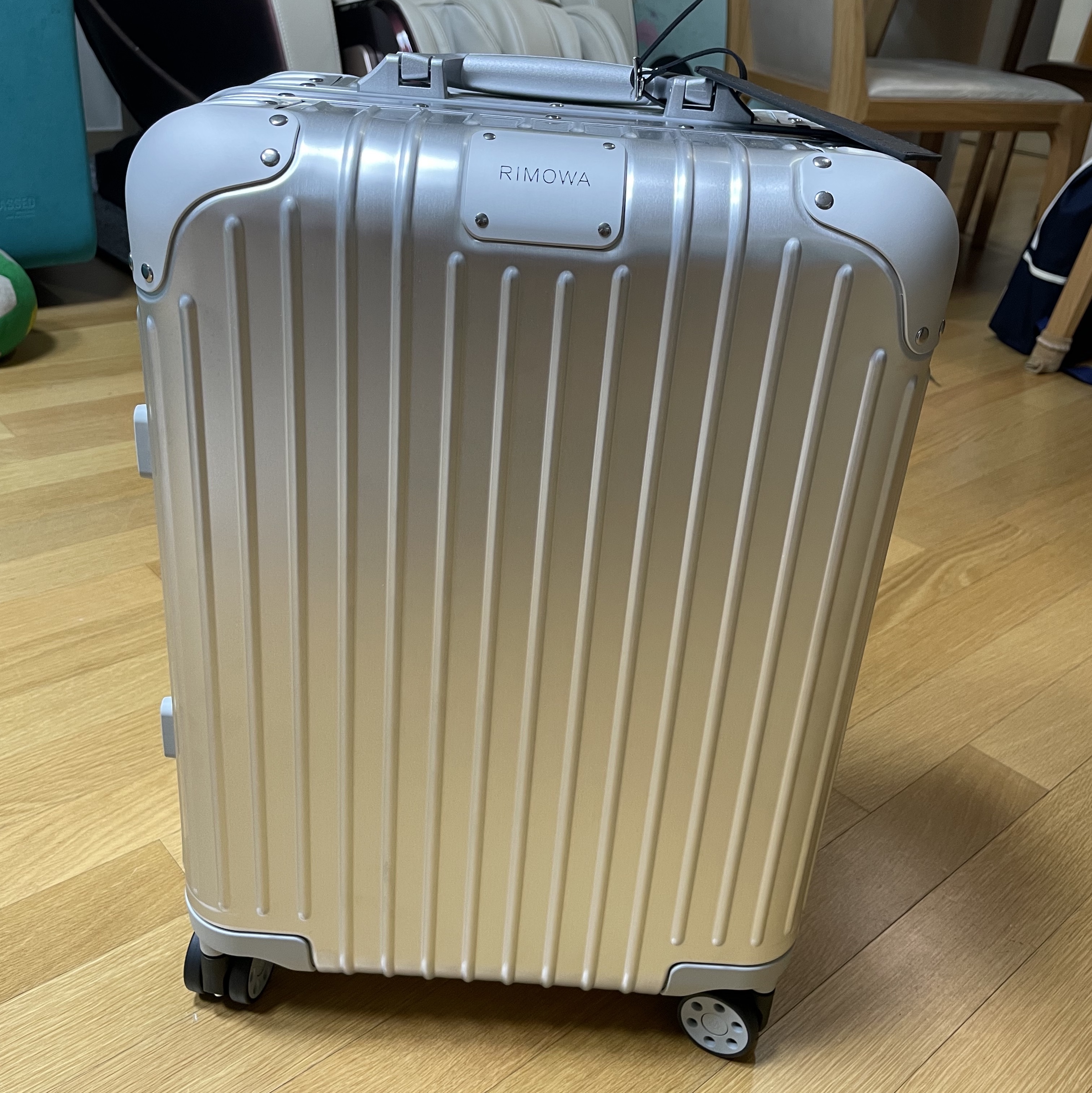 Rimowa Original Cabin Aluminium Suitcase Silver 착용 스타일 - 1