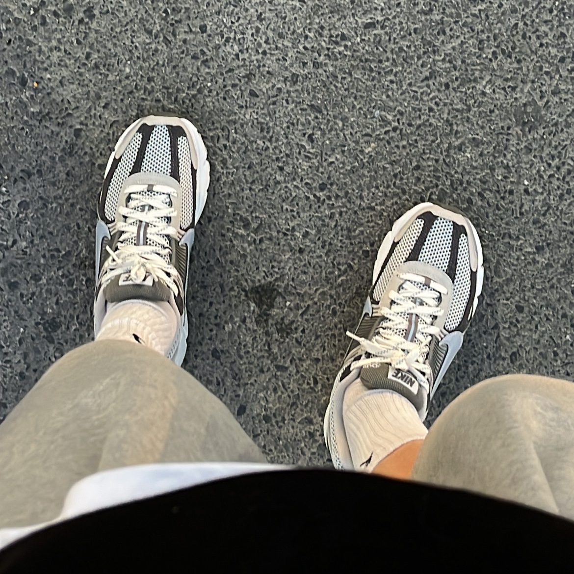 Nike Zoom Vomero 5 PRM Light Iron Ore and Flat Fewter 착용 스타일