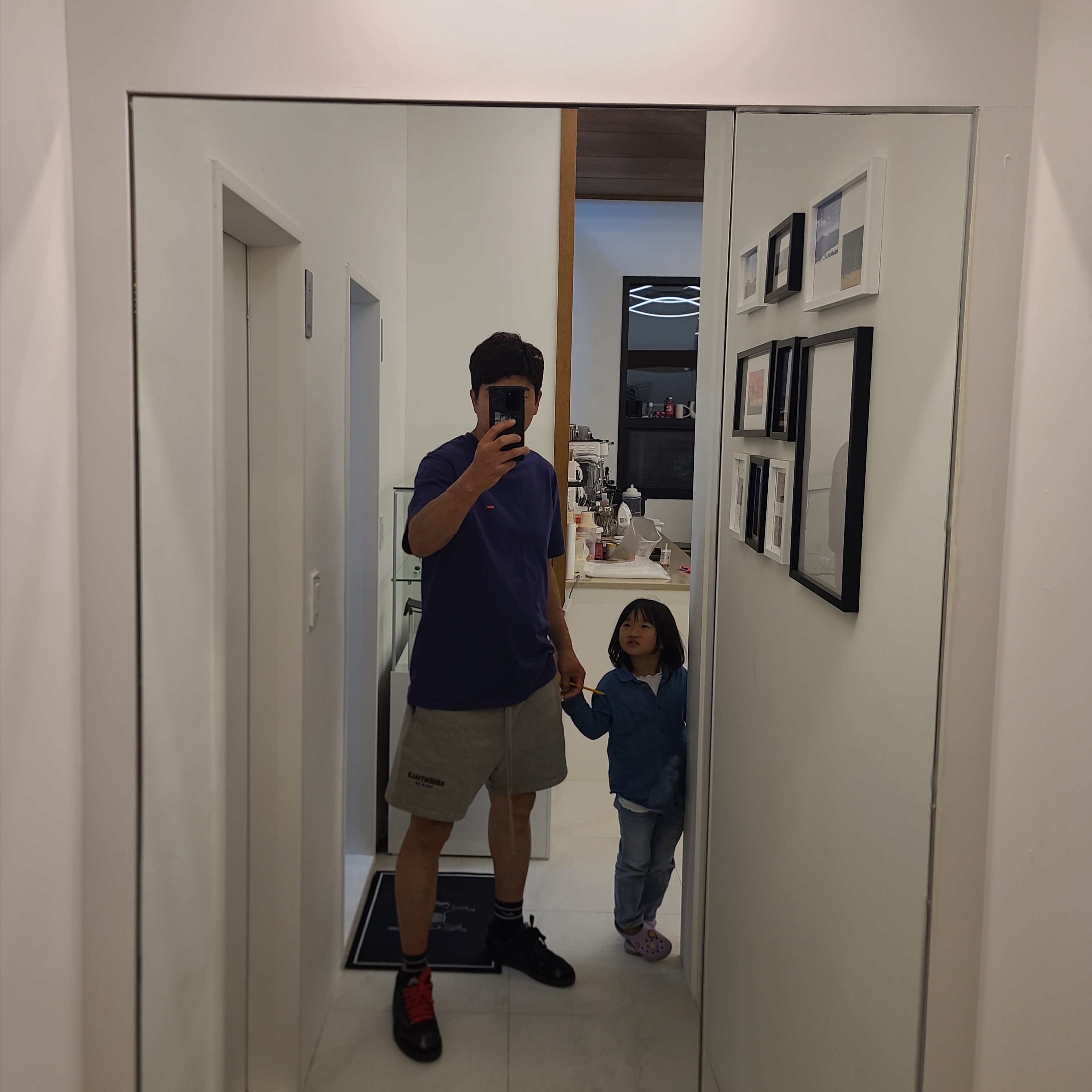 Essentials The Core Collection Sweatshorts Dark Oatmeal 착용 스타일