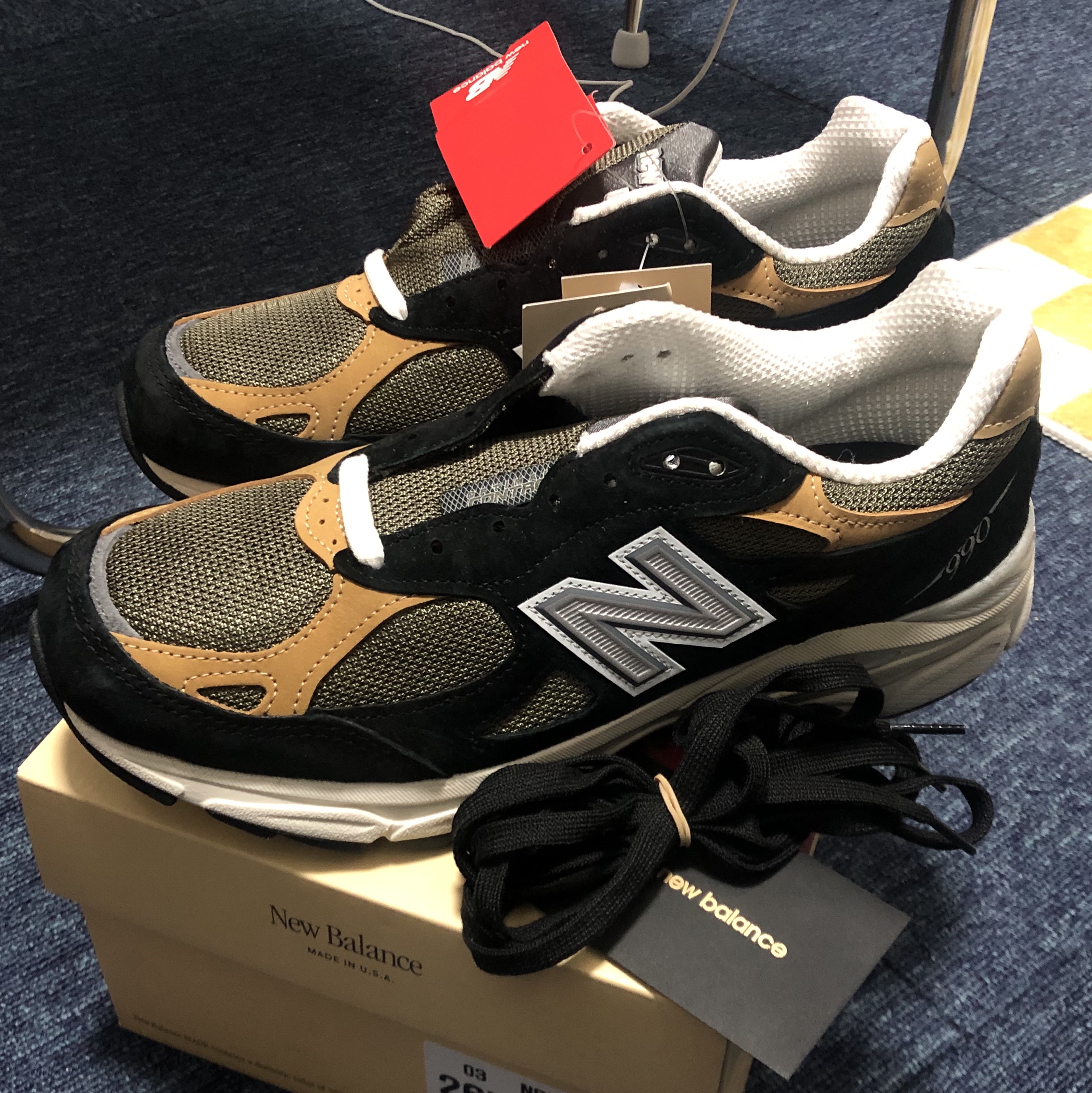 New Balance 990v3 Made in USA Black Tan 착용 스타일