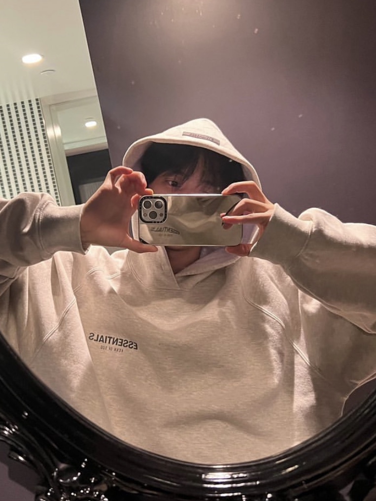 Essentials The Core Collection Hoodie Light Oatmeal 착용 스타일 - 2