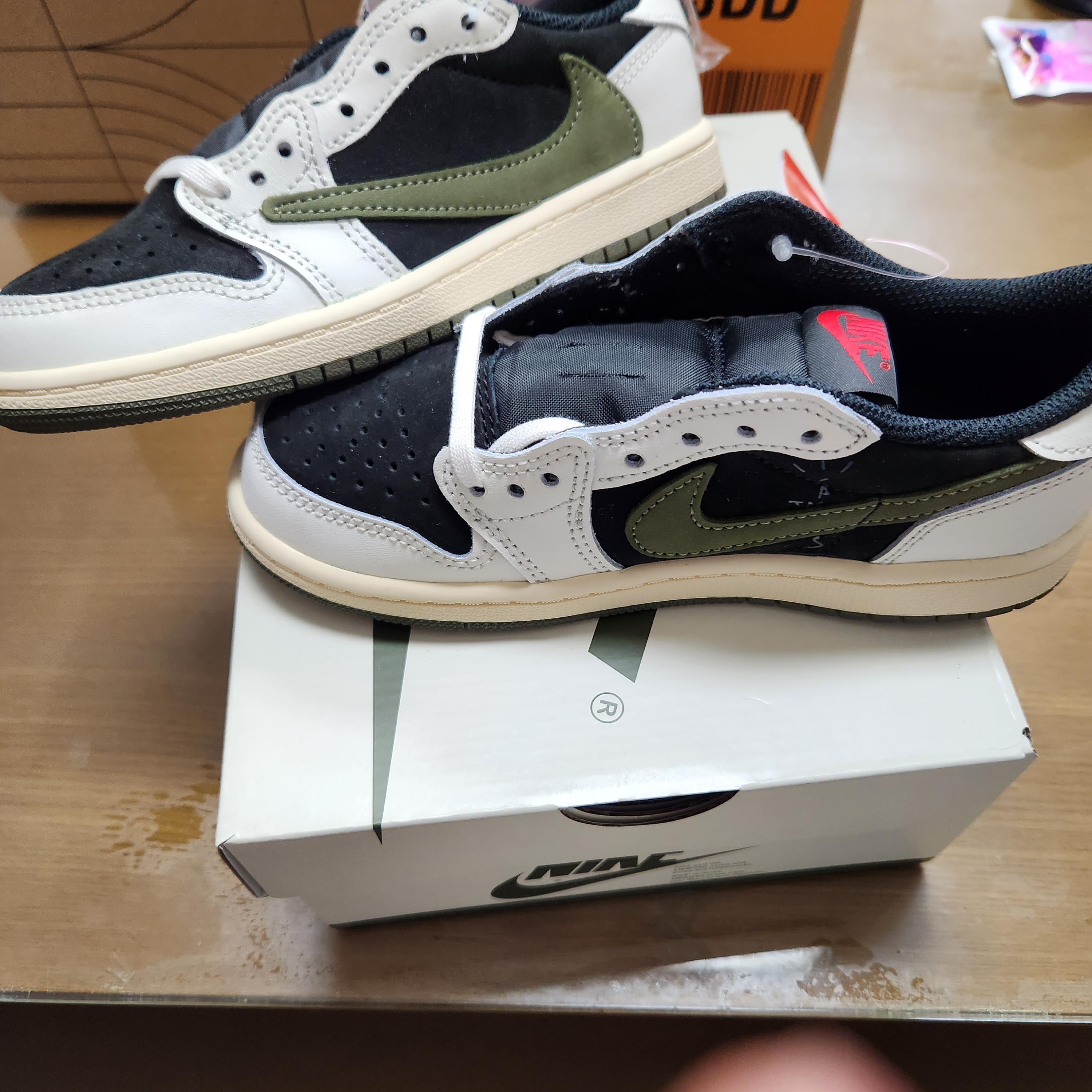(PS) Jordan 1 x Travis Scott Retro Low OG SP Medium Olive 착용 스타일