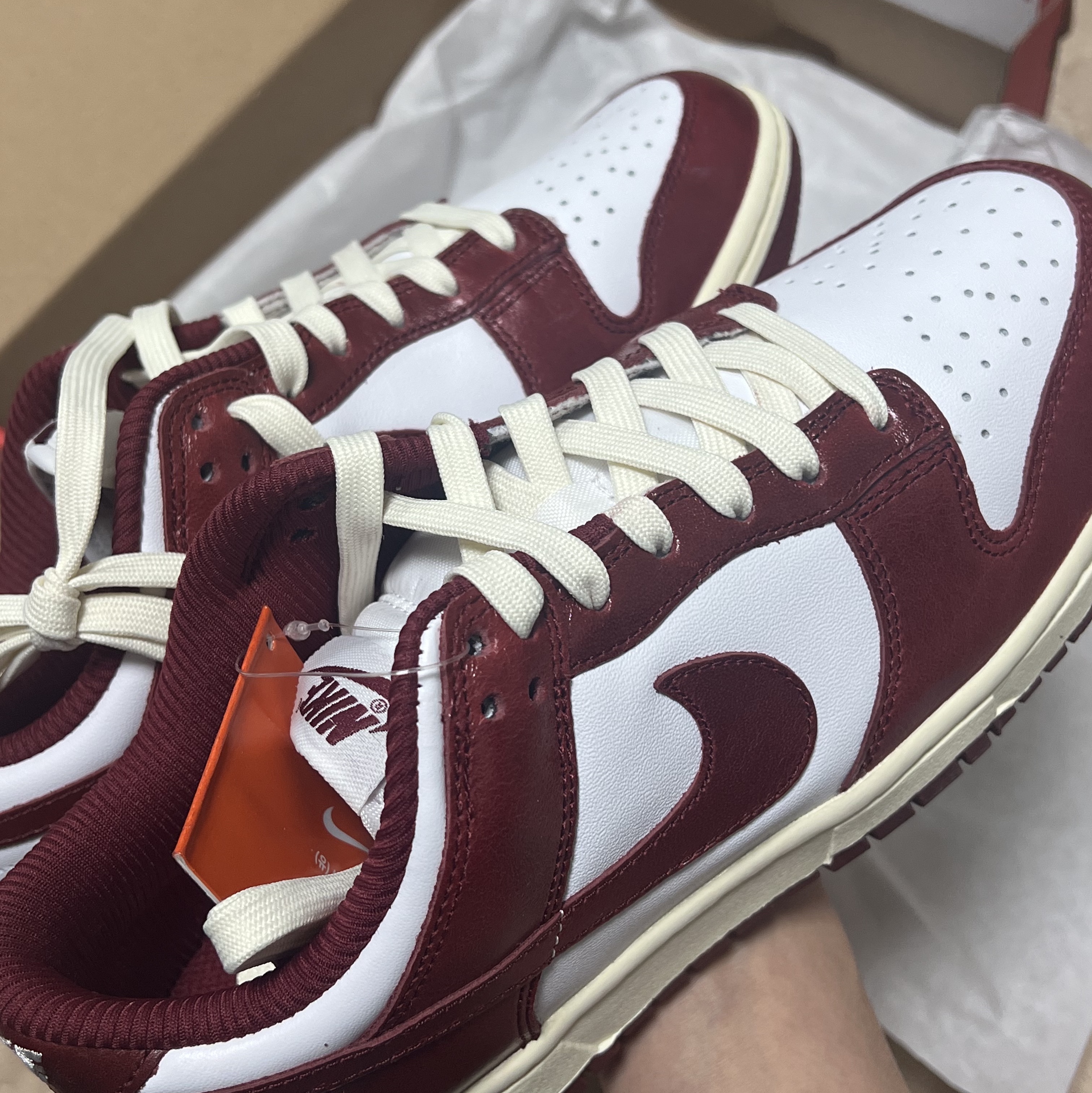 (W) Nike Dunk Low Retro PRM Team Red and White 착용 스타일 - 2
