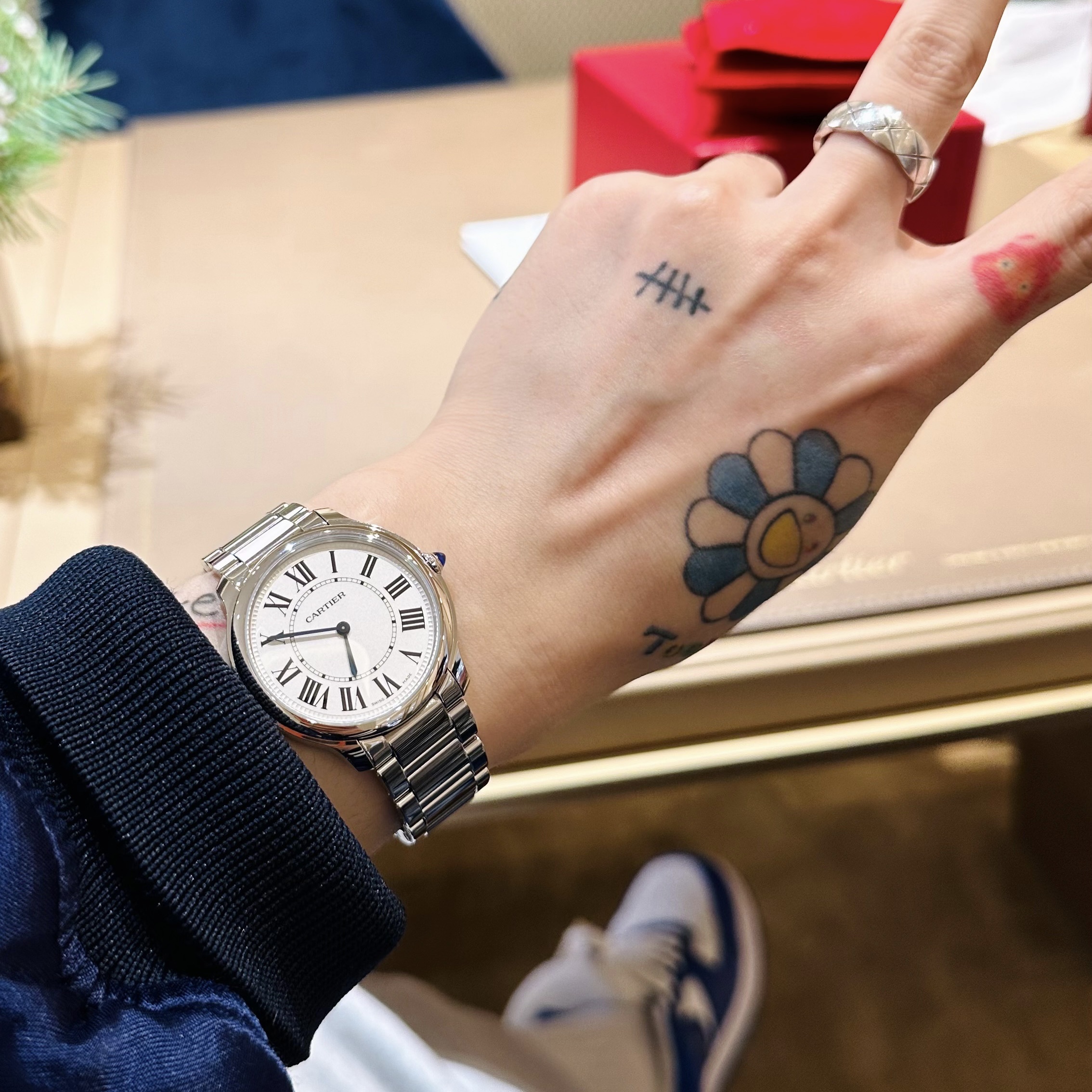Cartier Ronde Solo Watch 36 Quartz Steel Bracelet Steel, Chanel Coco Crush Ring Quilted Motif Small & 18K White Gold 착용 스타일 - 4