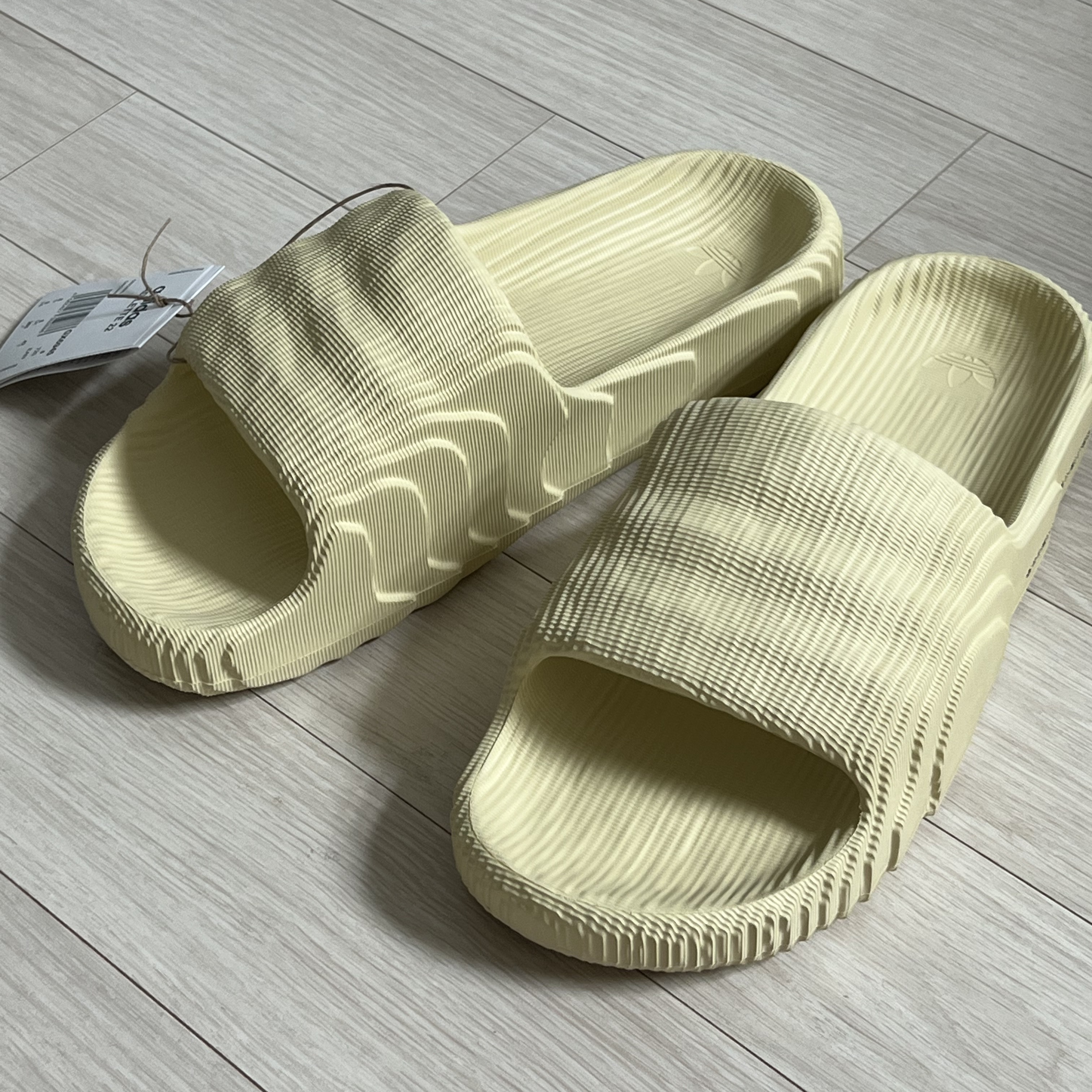 Adidas Adilette 22 Desert Sand 착용 스타일 - 1