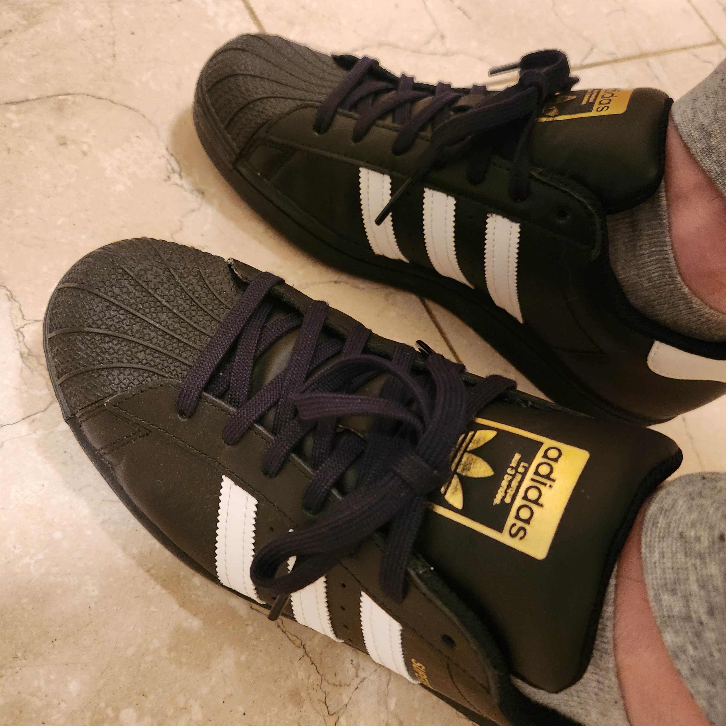 Adidas Superstar Core Black White 착용 스타일