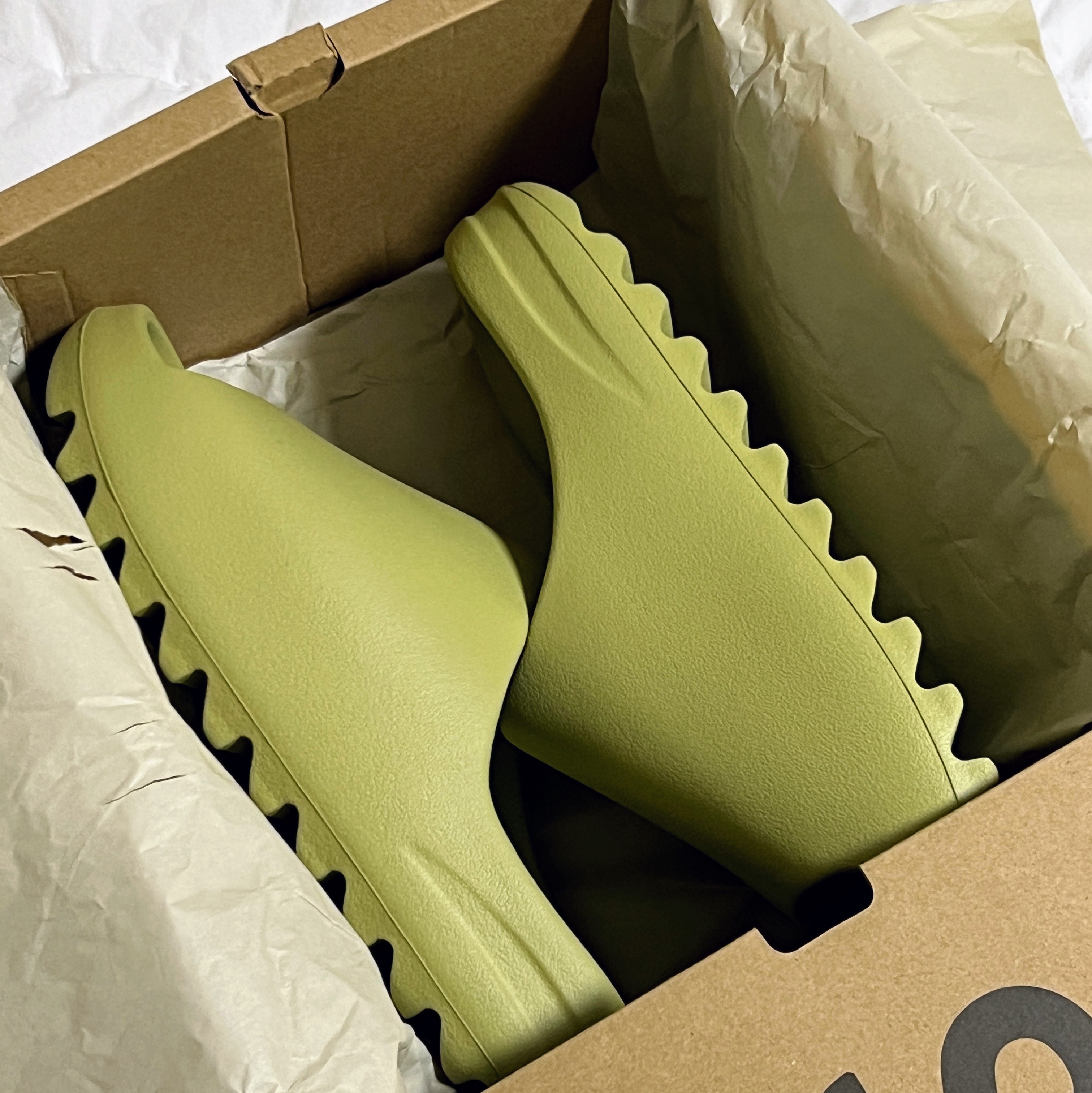 Adidas Yeezy Slide Resin 2022 착용 스타일