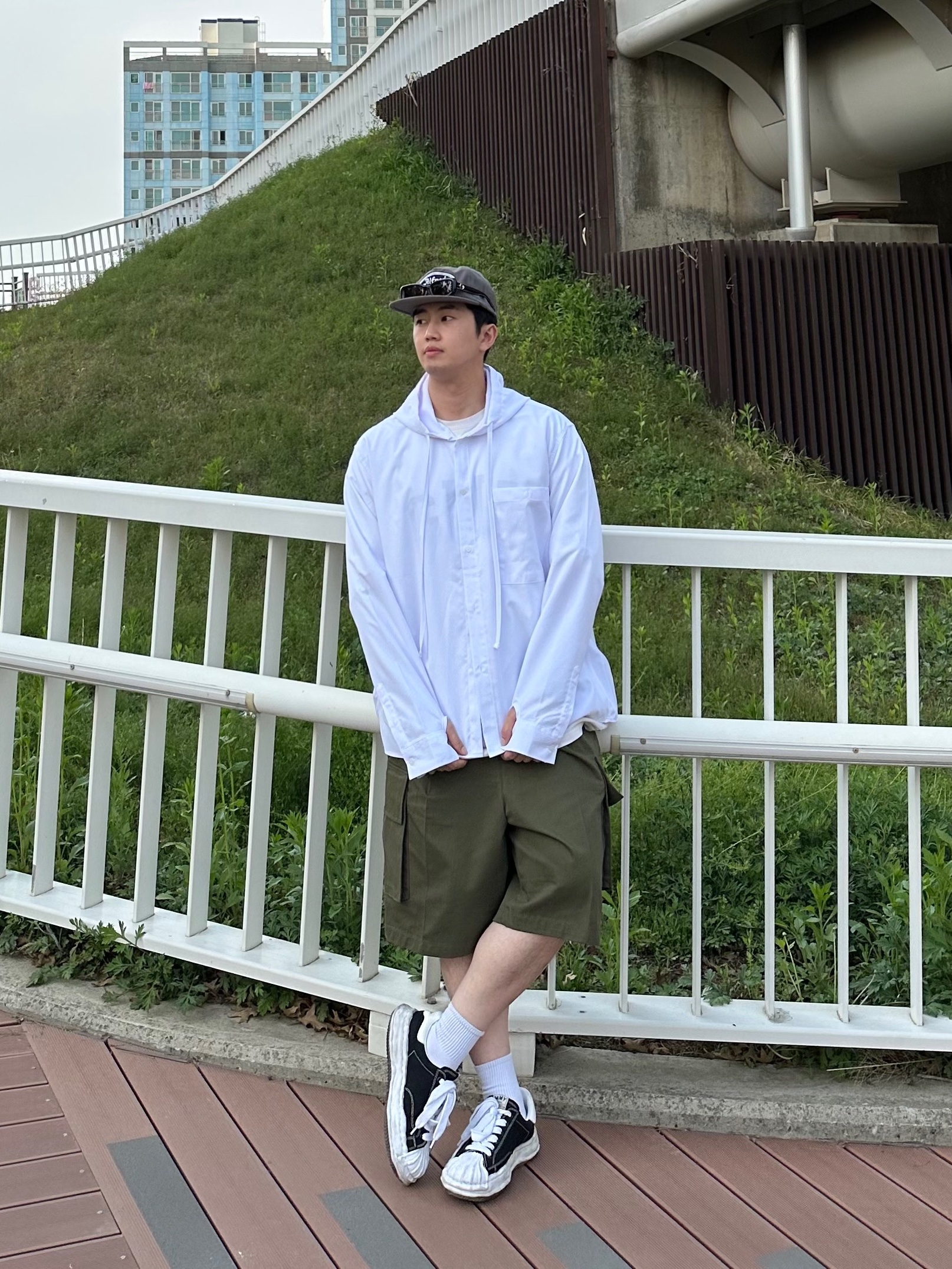 메종 미하라 야스히로 블레이키 OG 솔 캔버스 로우탑 스니커즈 블랙 화이트 착용 스타일 - 2