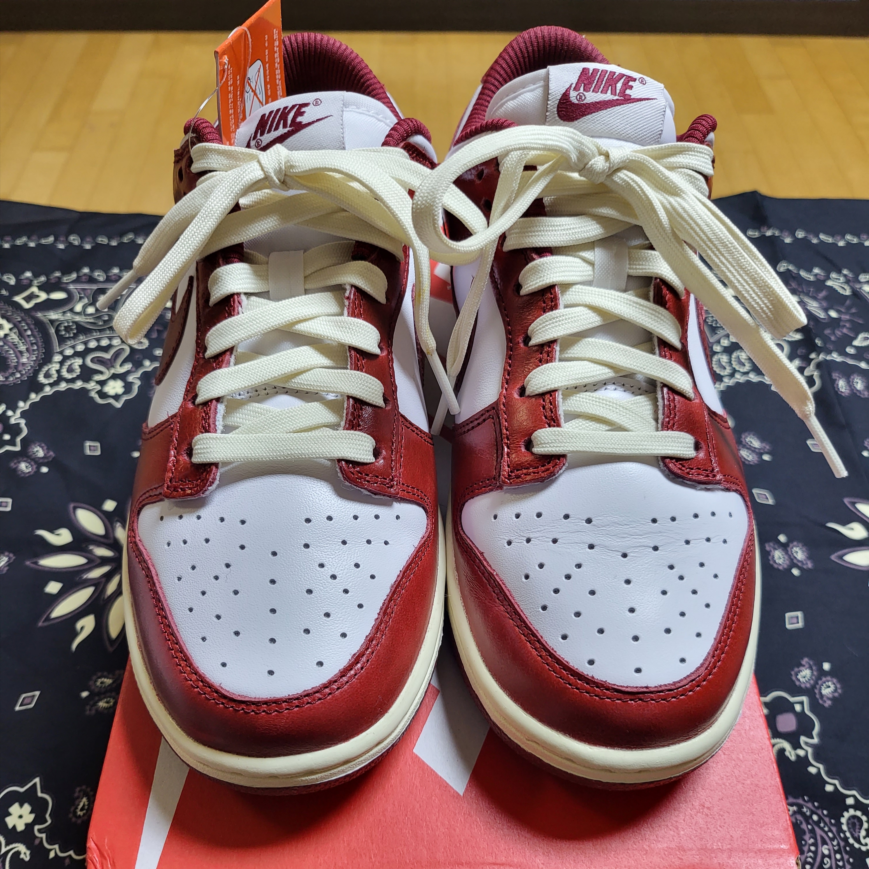 (W) Nike Dunk Low Retro PRM Team Red and White 착용 스타일 - 1