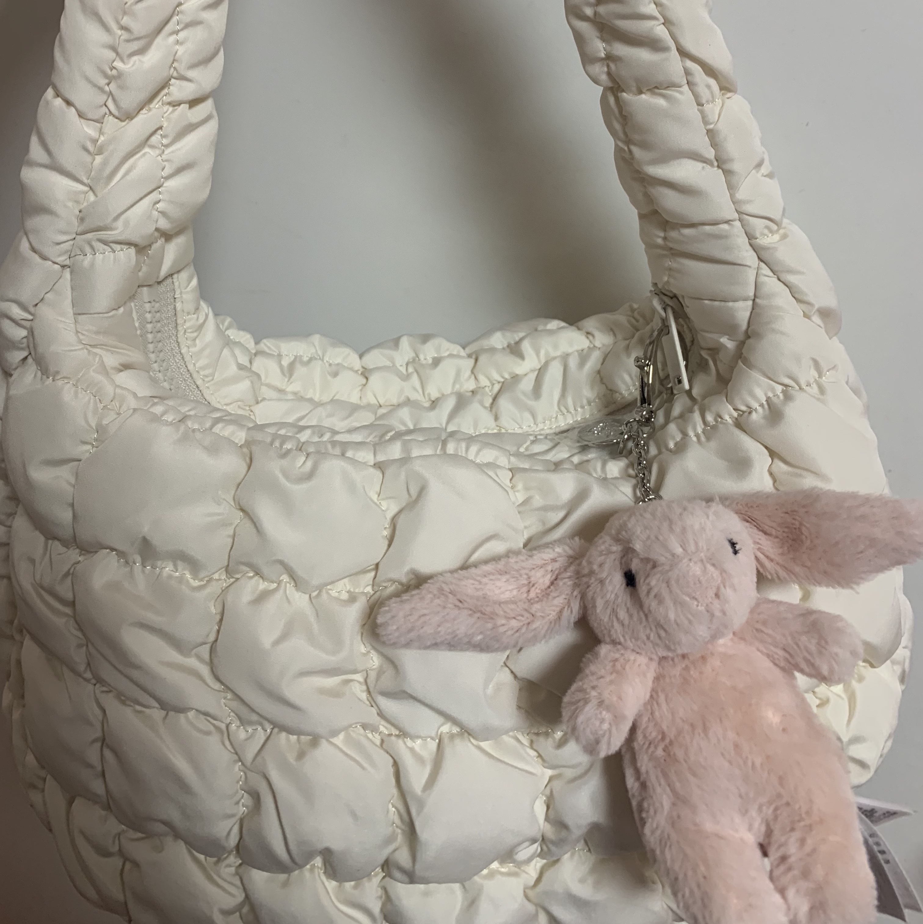 Jellycat Bashful Bunny Bag Charm Blush, COS Quilted Mini Bag Cream 착용 스타일