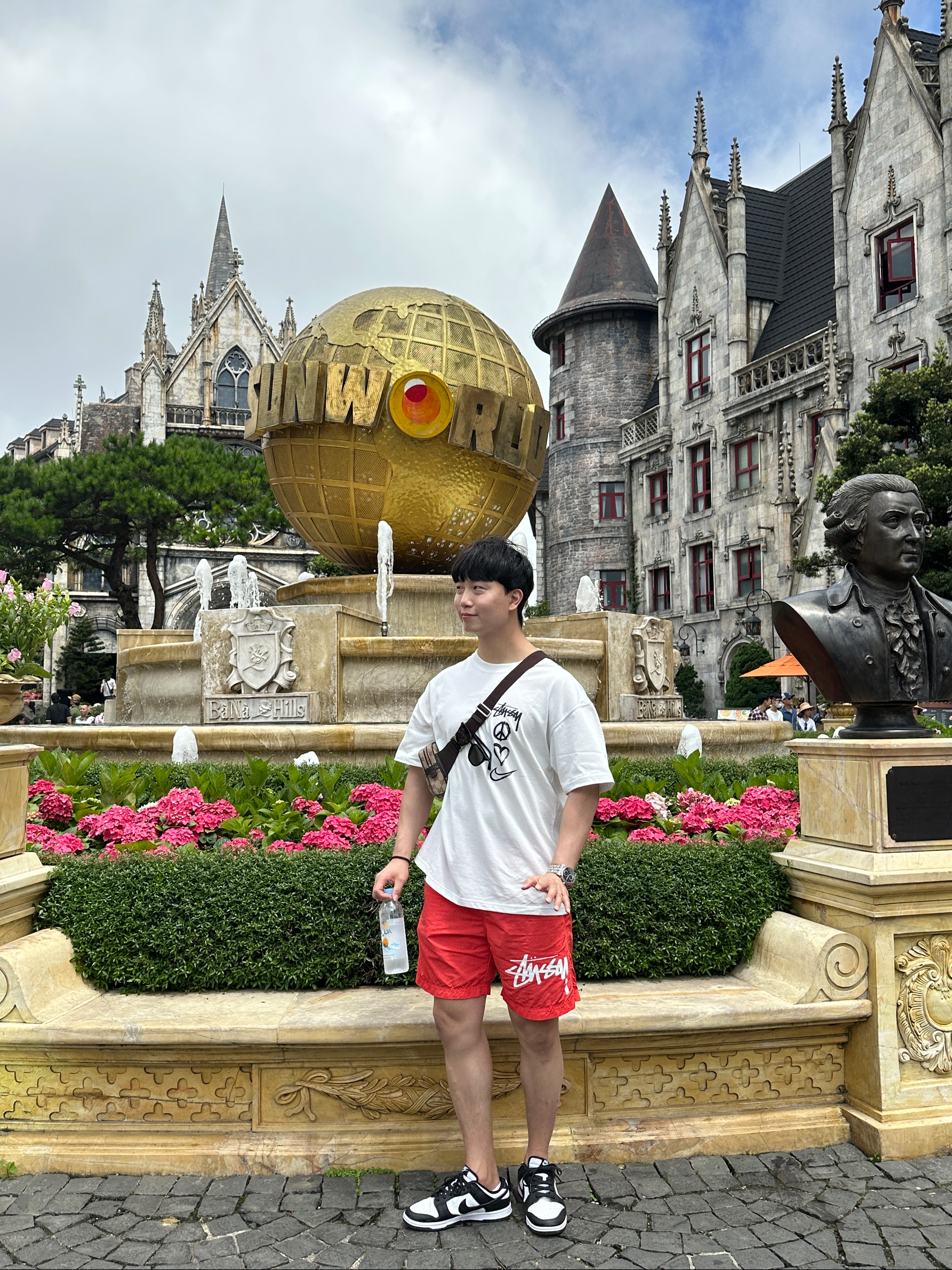 Nike x Stussy NRG RA T-Shirt Summit White (DM4943-121), Nike x Stussy Water Shorts Habanero Red 착용 스타일