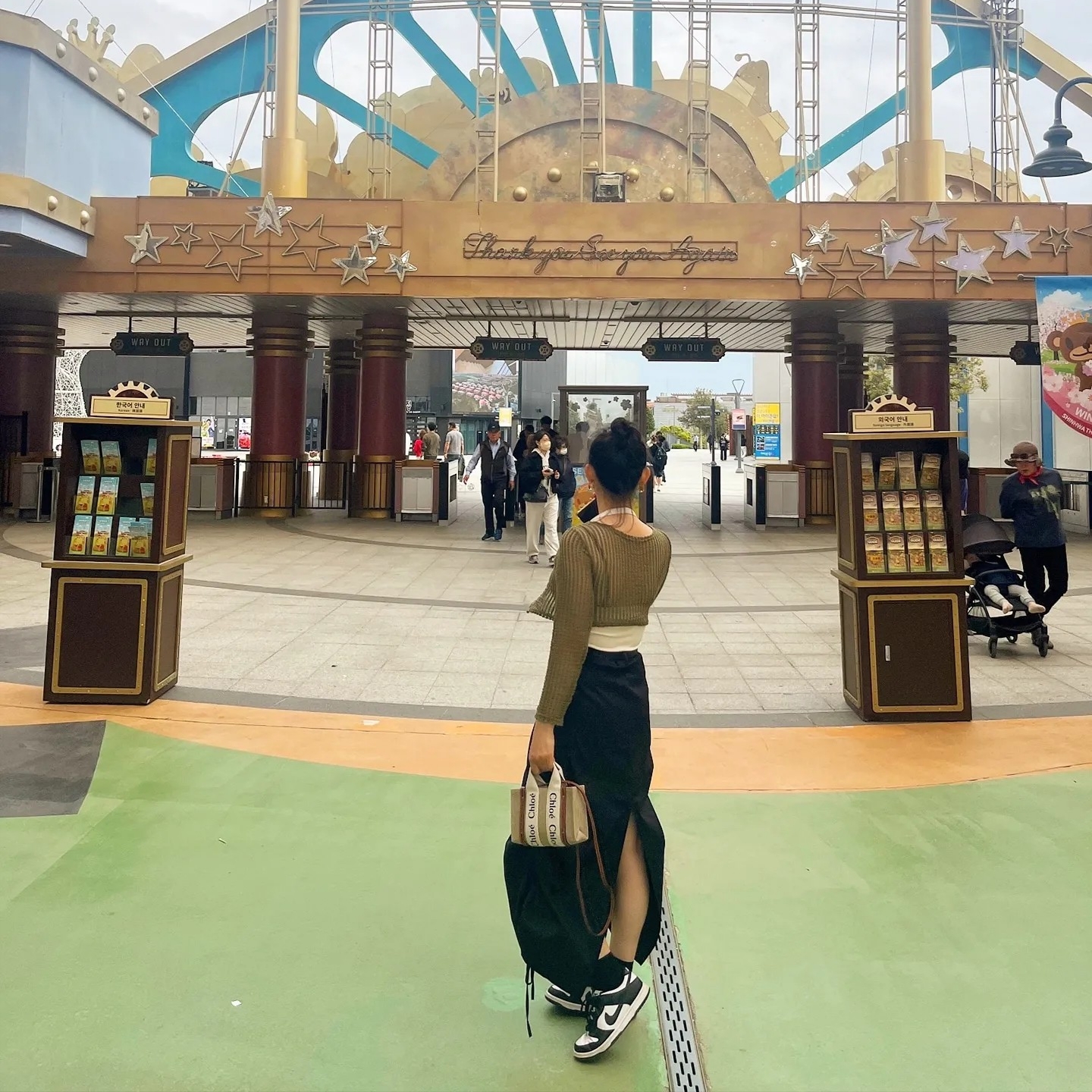 (GS) 나이키 덩크 로우 블랙, 끌로에 우디 미니 토트백 화이트 브라운 착용 스타일 - 1