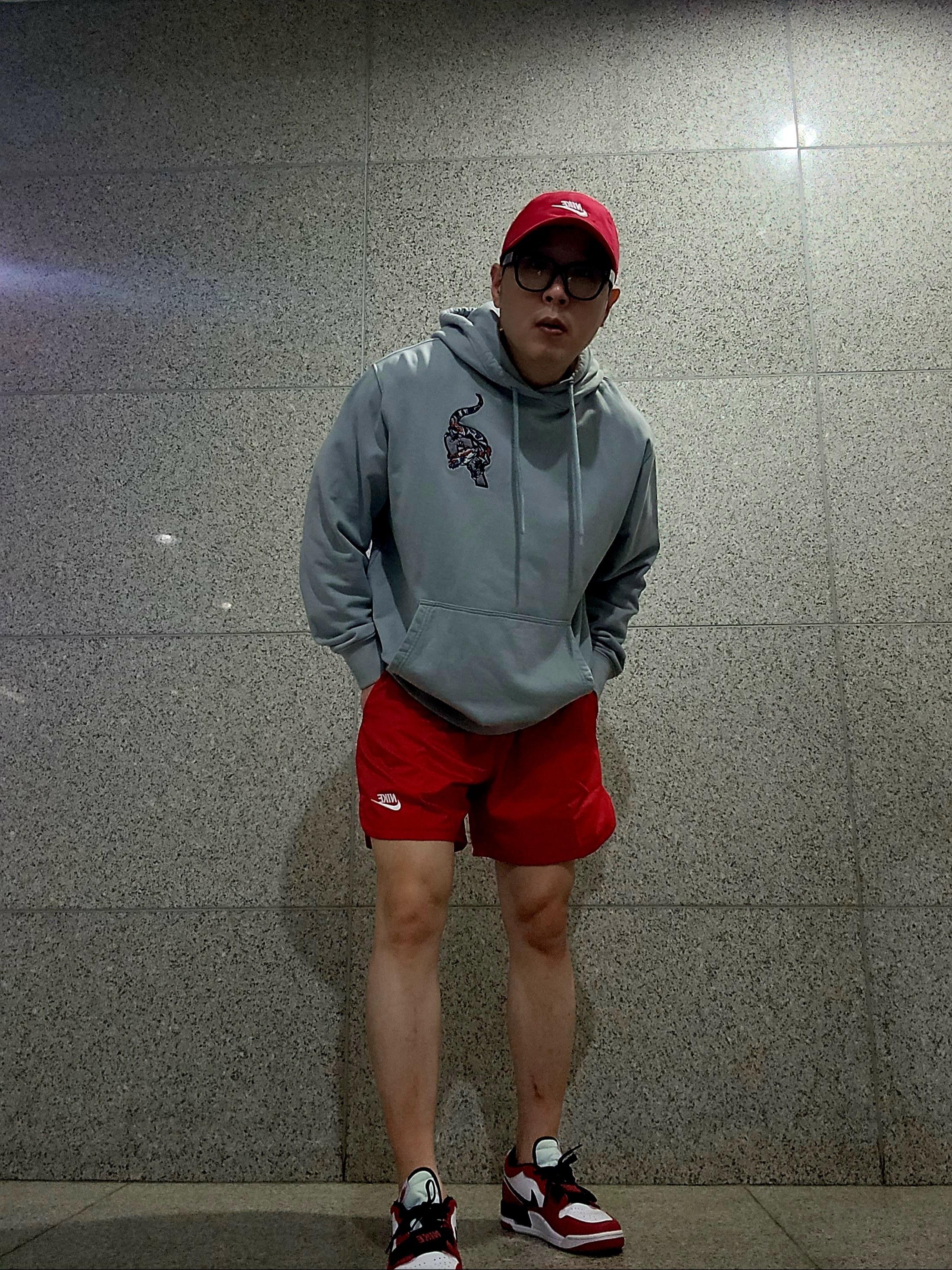 조던 레거시 312 로우 시카고 2022, 나이키 NSW 우븐 라인드 플로우 쇼츠 유니버시티 레드 - US/EU 착용 스타일 - 1
