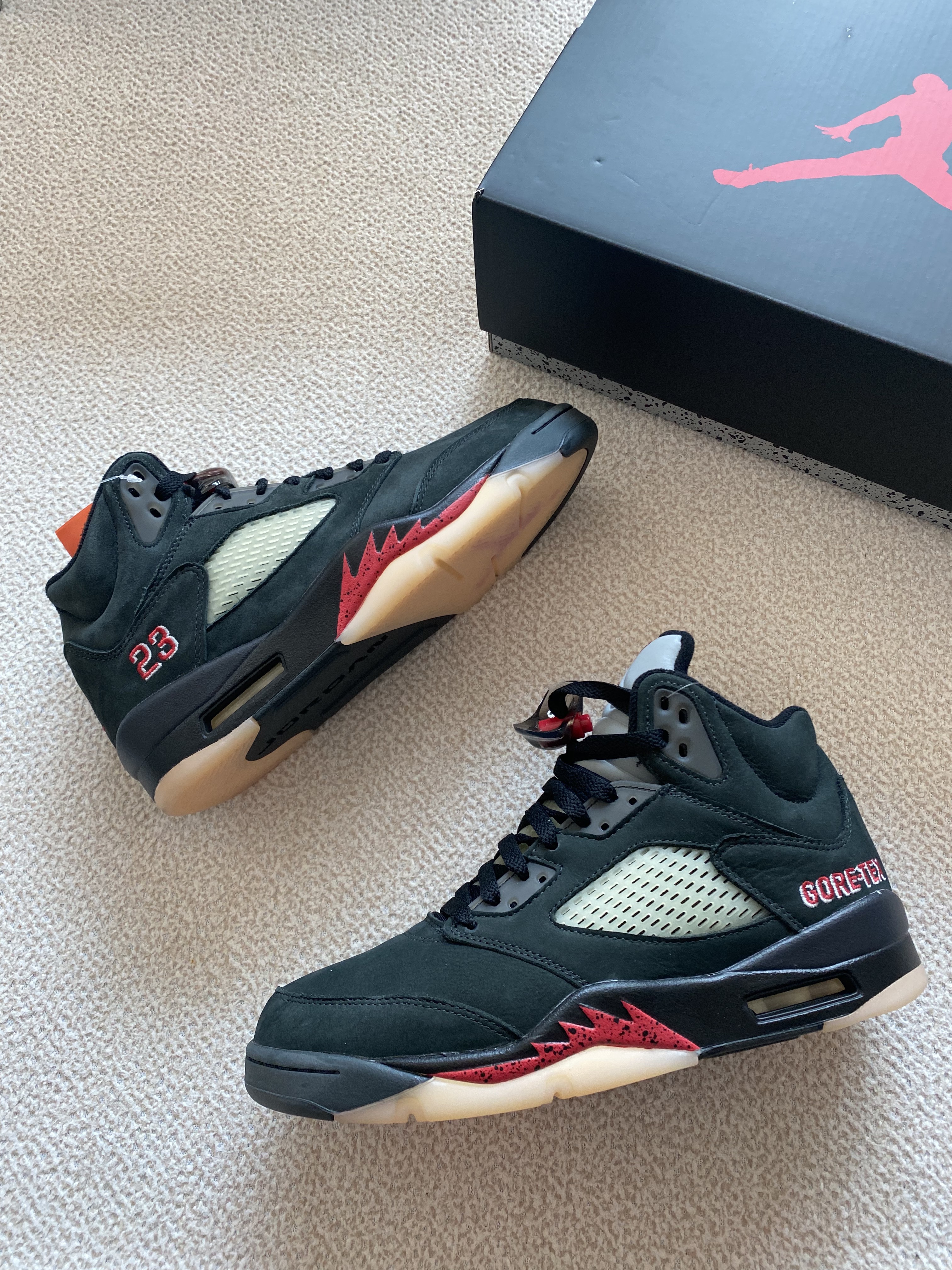 (W) Jordan 5 Retro Gore-Tex Off Noir Fire Red 착용 스타일