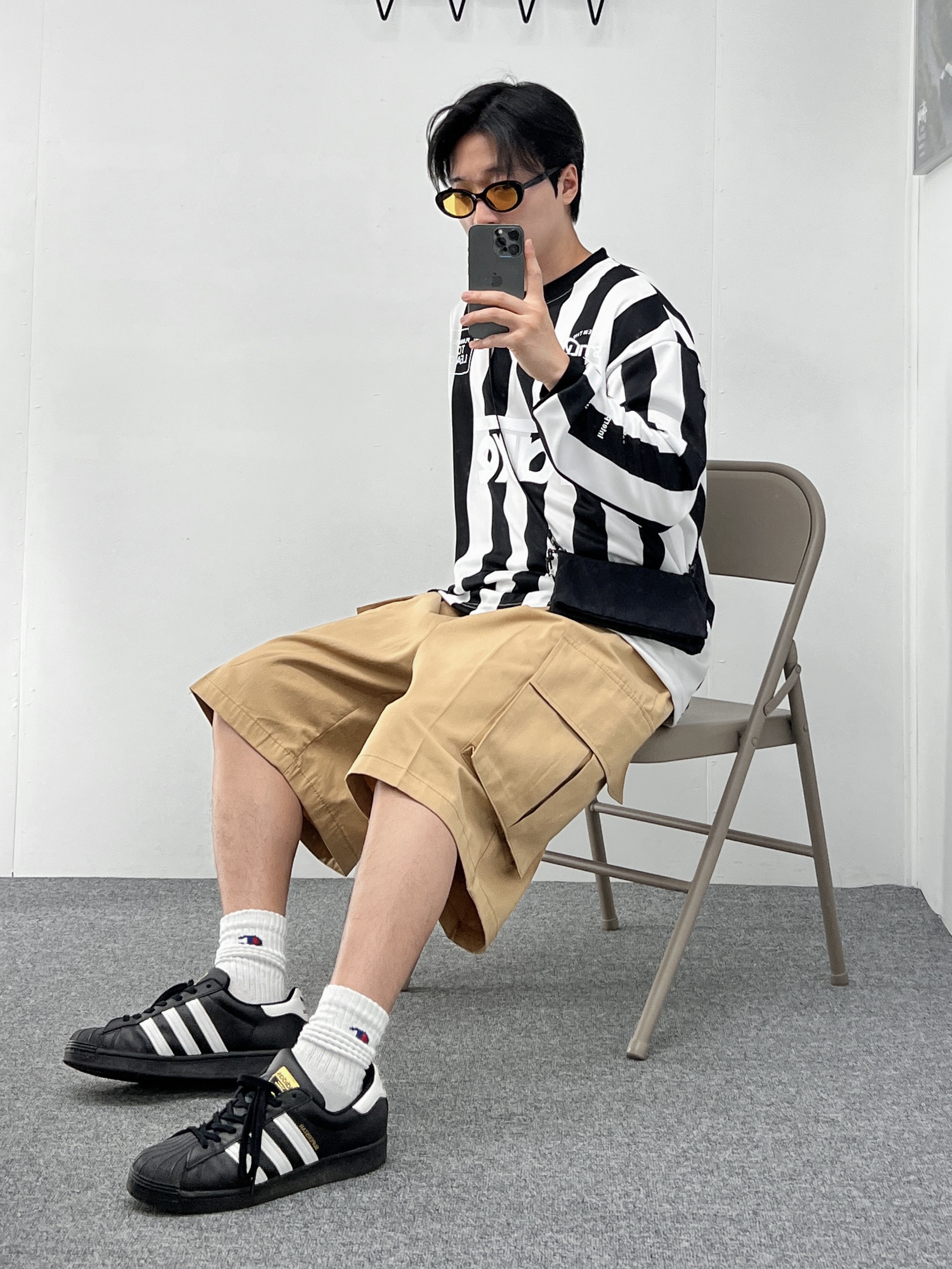 Adidas Superstar Core Black White 착용 스타일 - 2