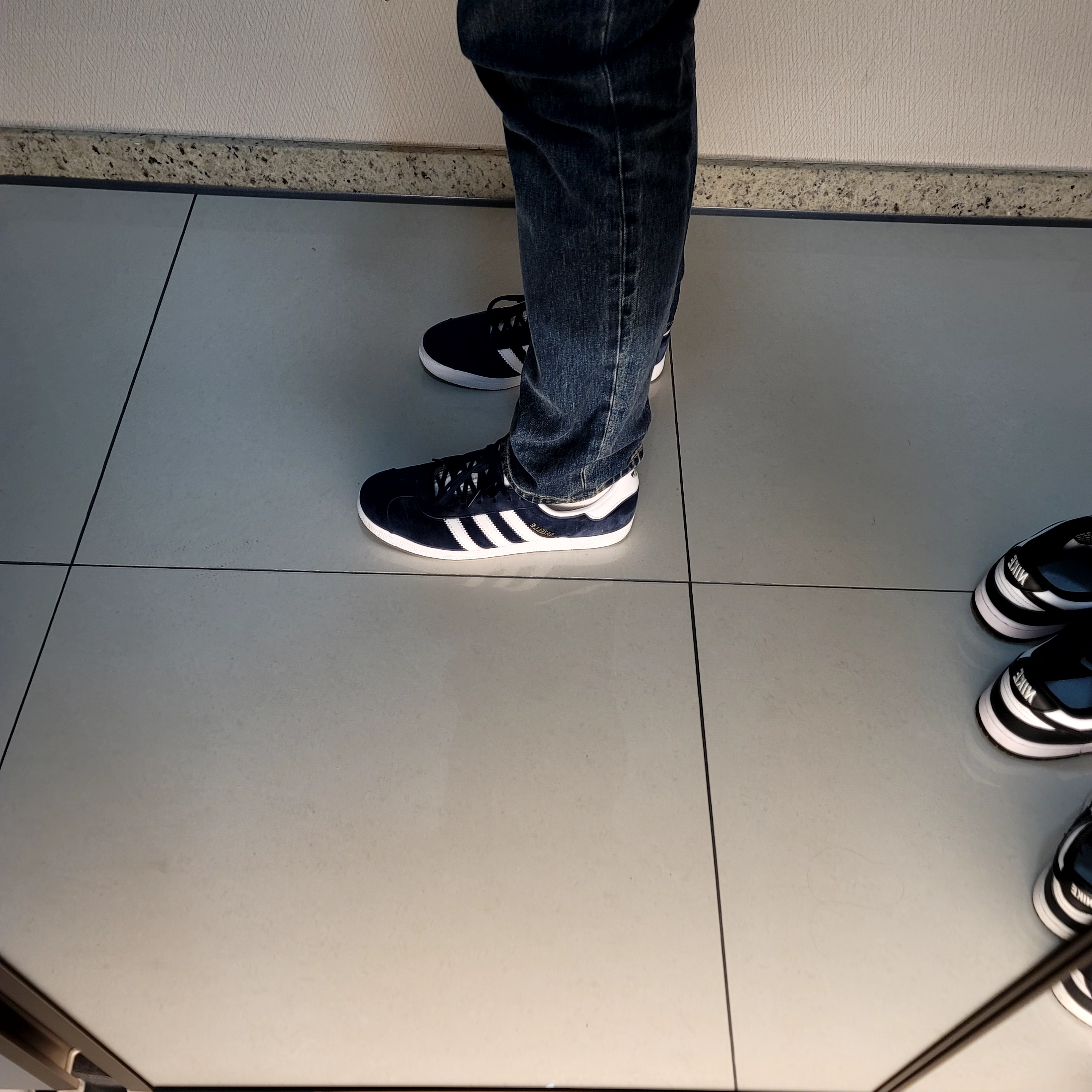 Adidas Gazelle Collegiate Navy 착용 스타일