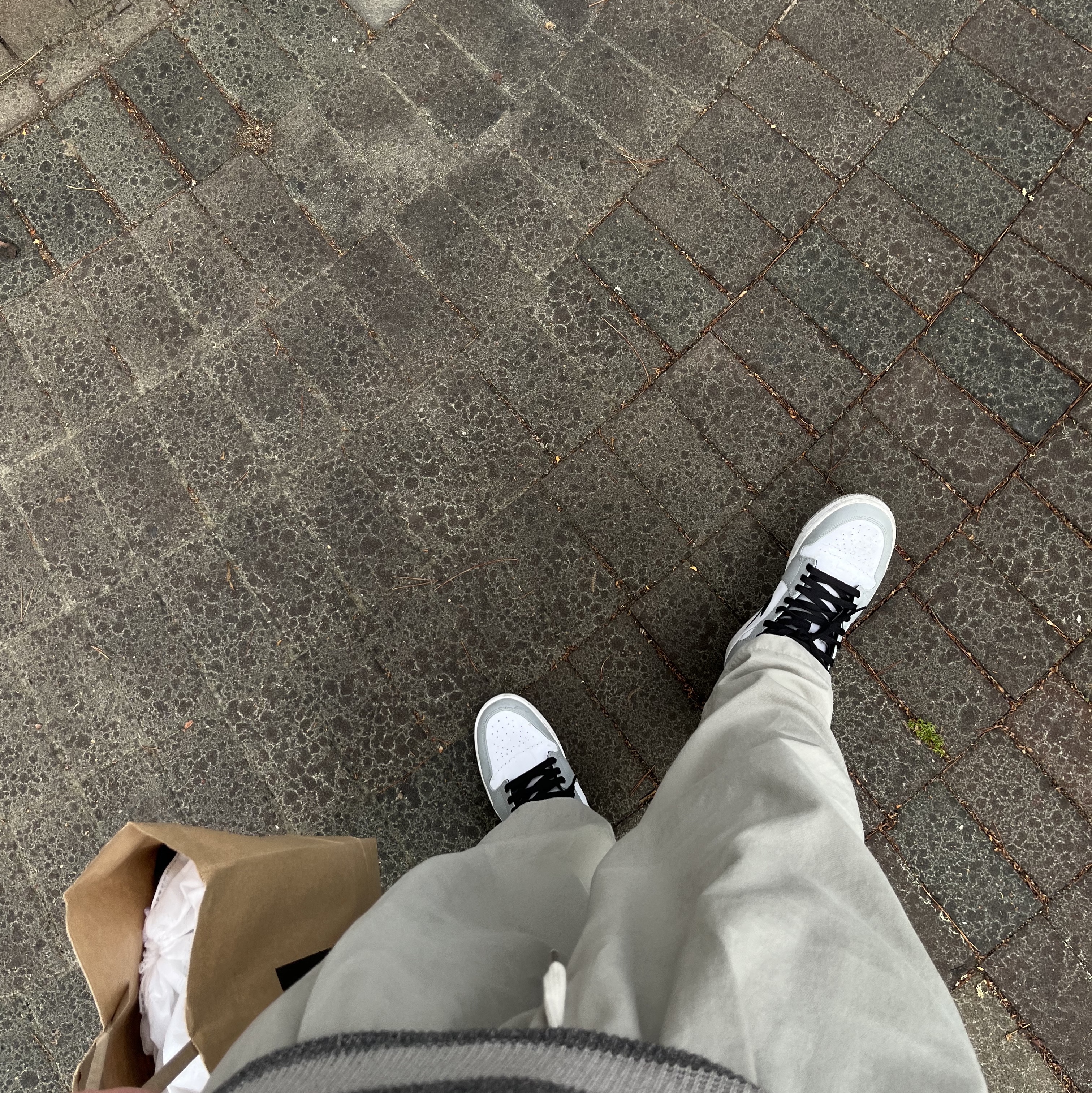 Jordan 1 Mid Light Smoke Grey 착용 스타일