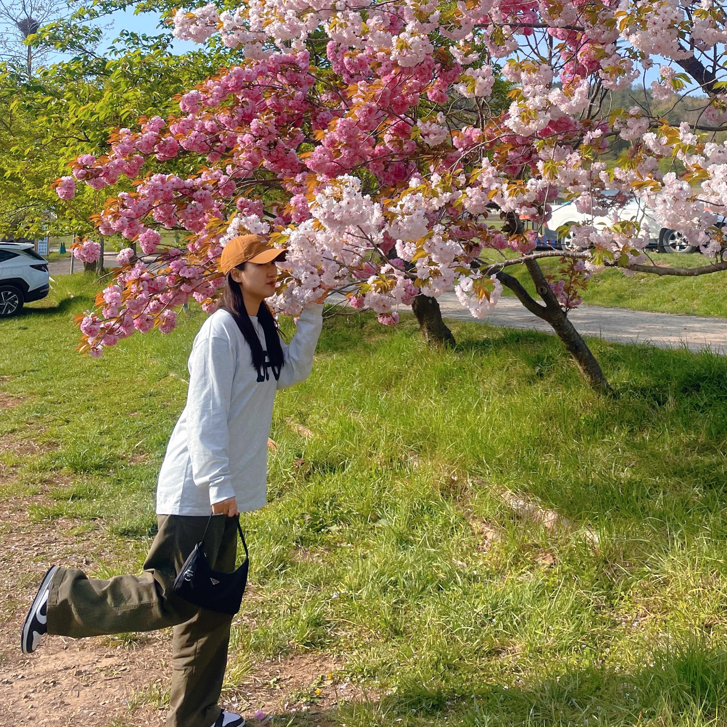 (W) 나이키 덩크 로우 블랙, 프라다 리에디션 2000 리나일론 미니 숄더백 블랙 착용 스타일 - 1