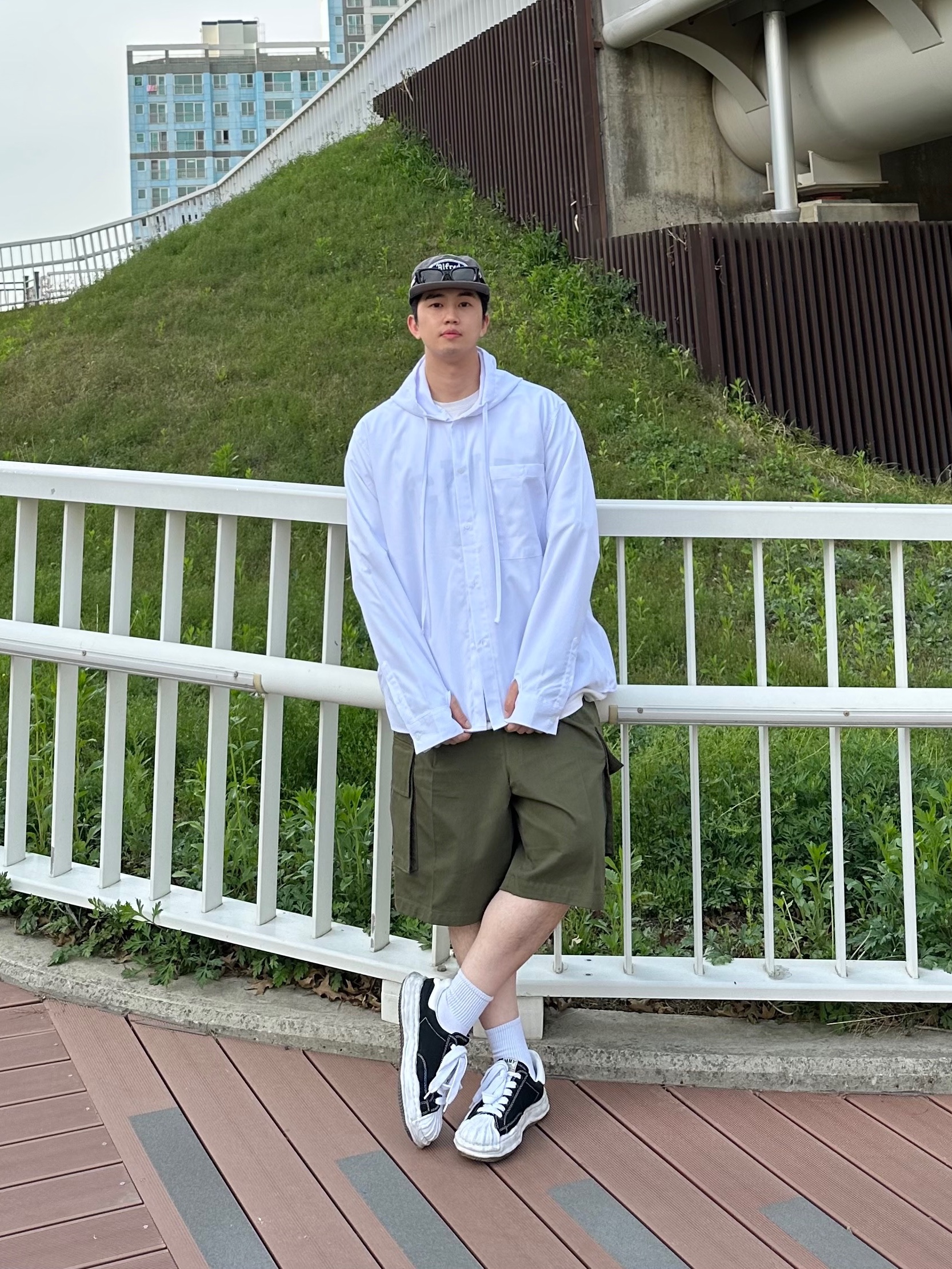 메종 미하라 야스히로 블레이키 OG 솔 캔버스 로우탑 스니커즈 블랙 화이트 착용 스타일 - 1