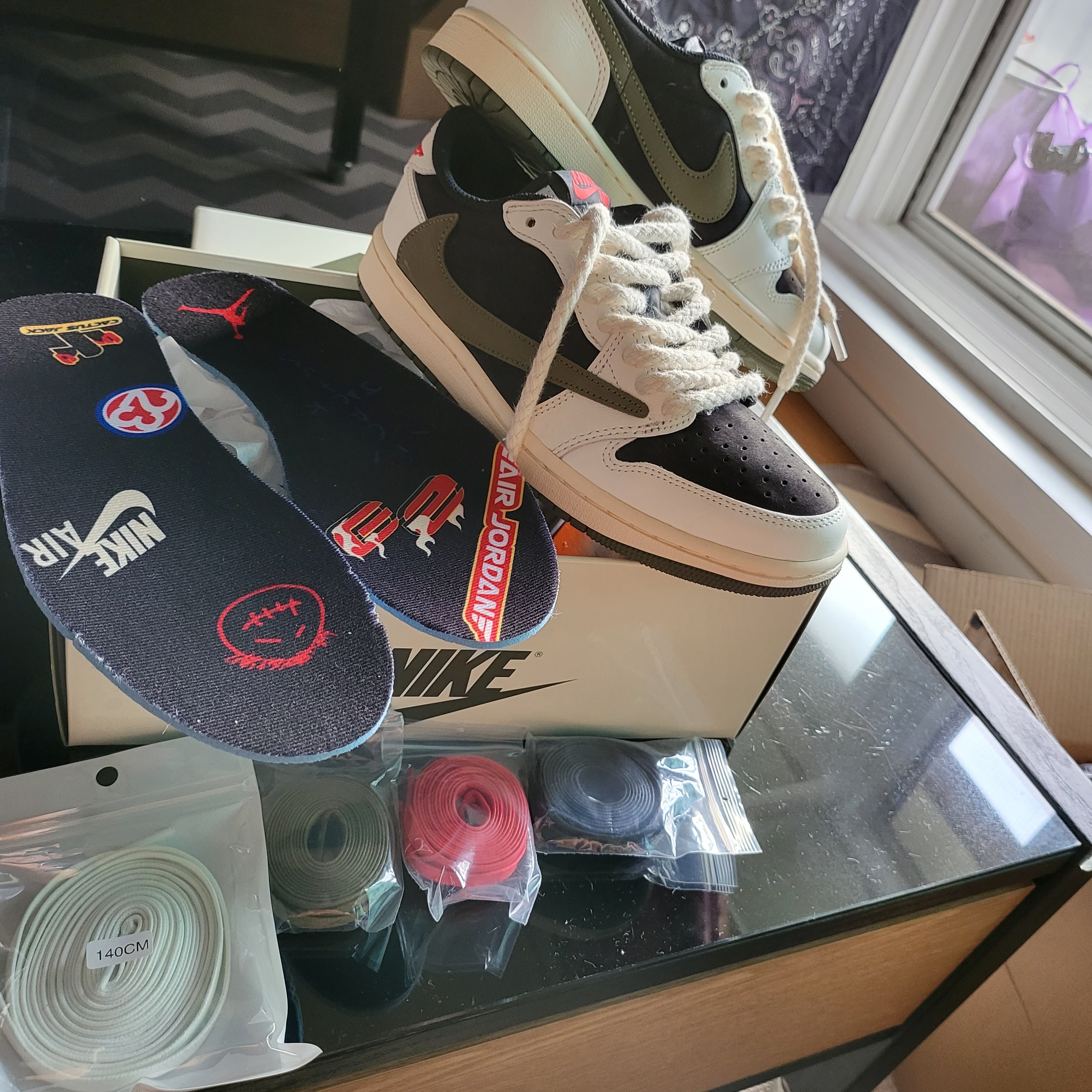 (W) Jordan 1 x Travis Scott Retro Low OG SP Medium Olive 착용 스타일 - 1