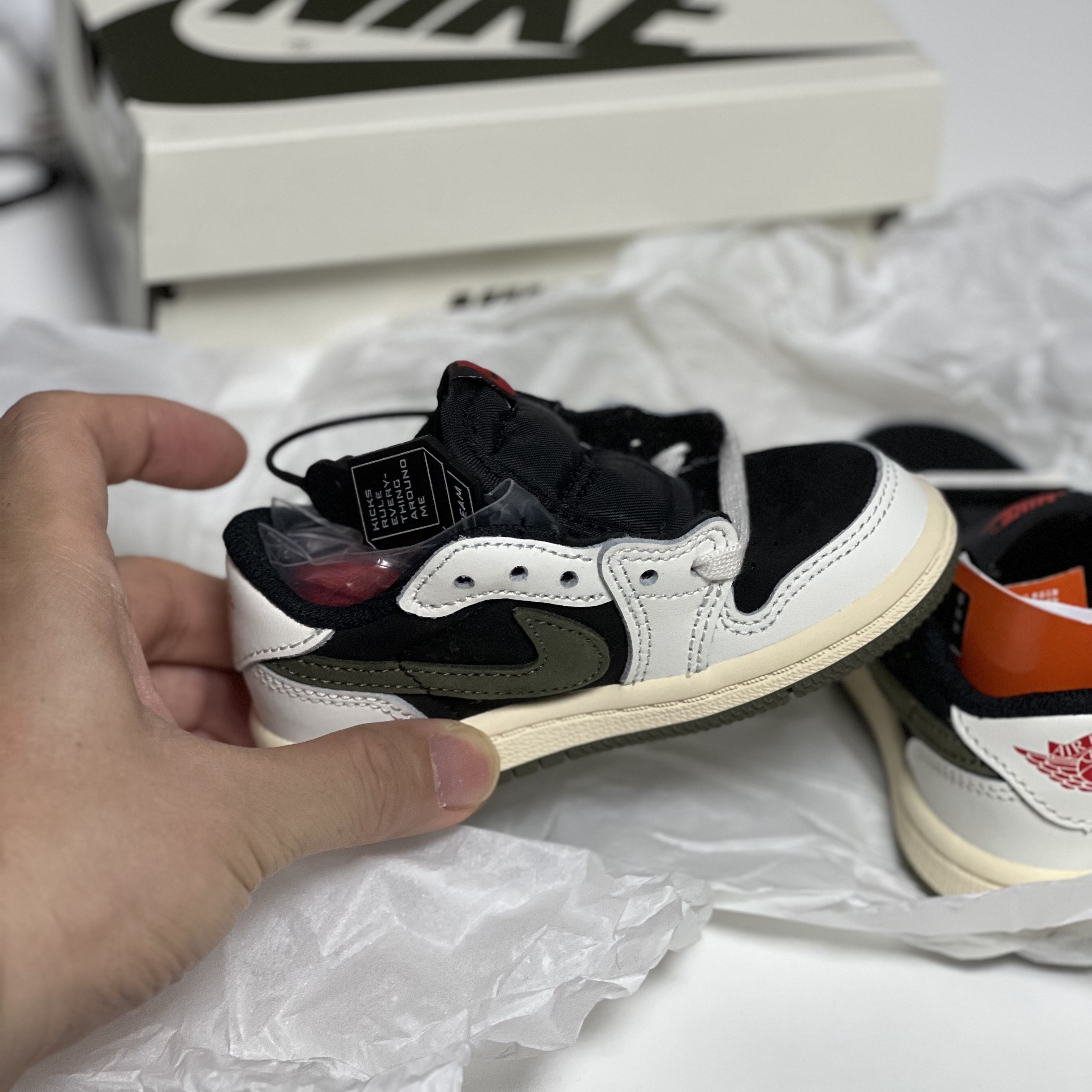 (TD) Jordan 1 x Travis Scott Retro Low OG SP Medium Olive 착용 스타일 - 1