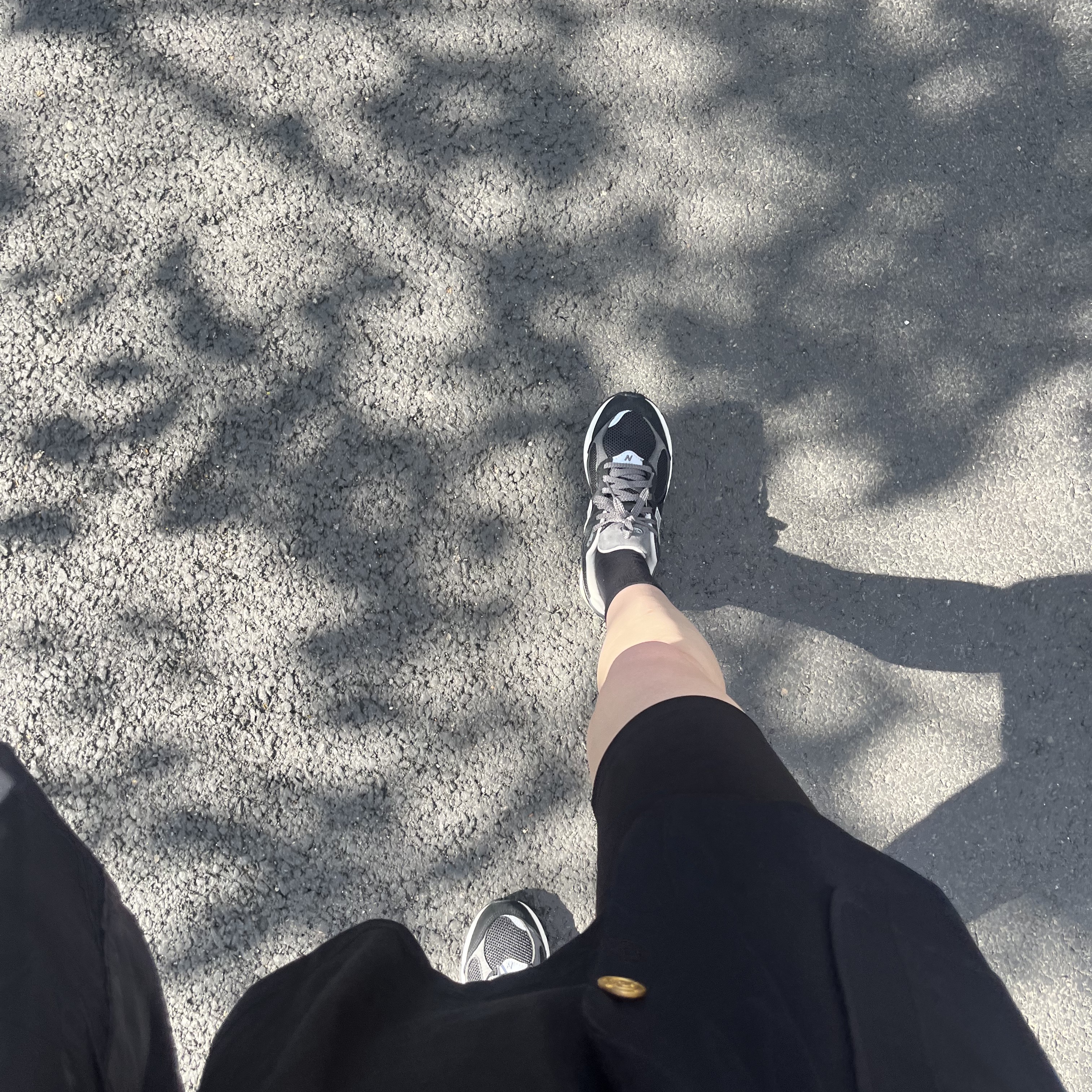 New Balance 2002R Premium Vintage Black 착용 스타일