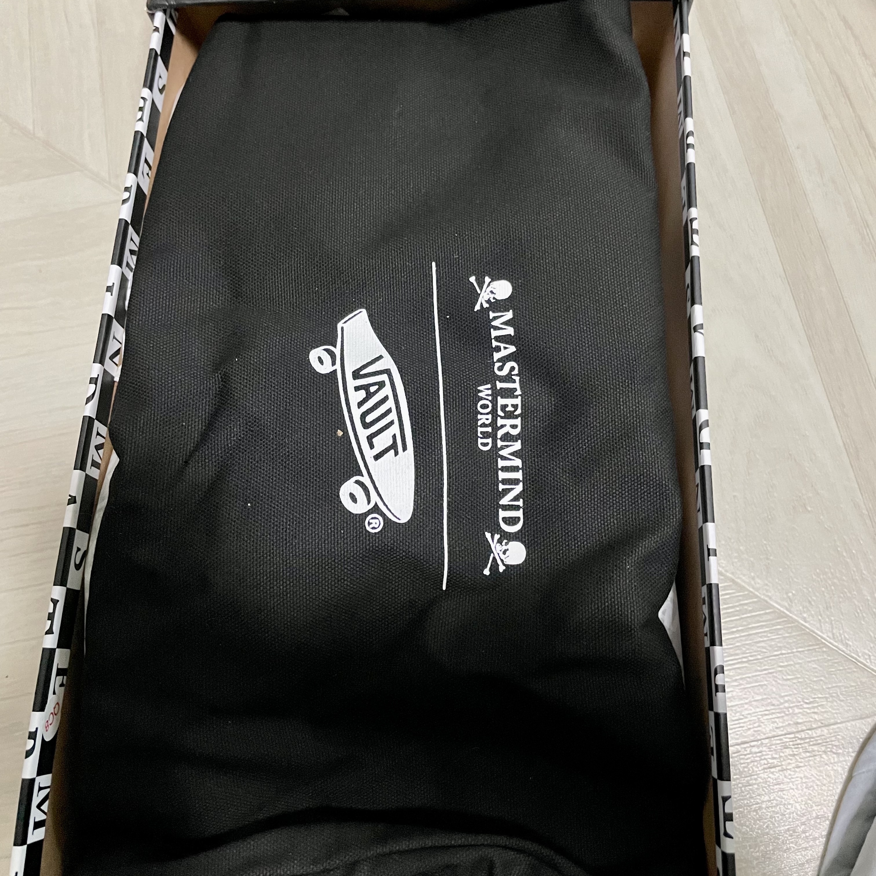 Vans Vault x Mastermind World Old Skool Bolt Black 착용 스타일 - 1