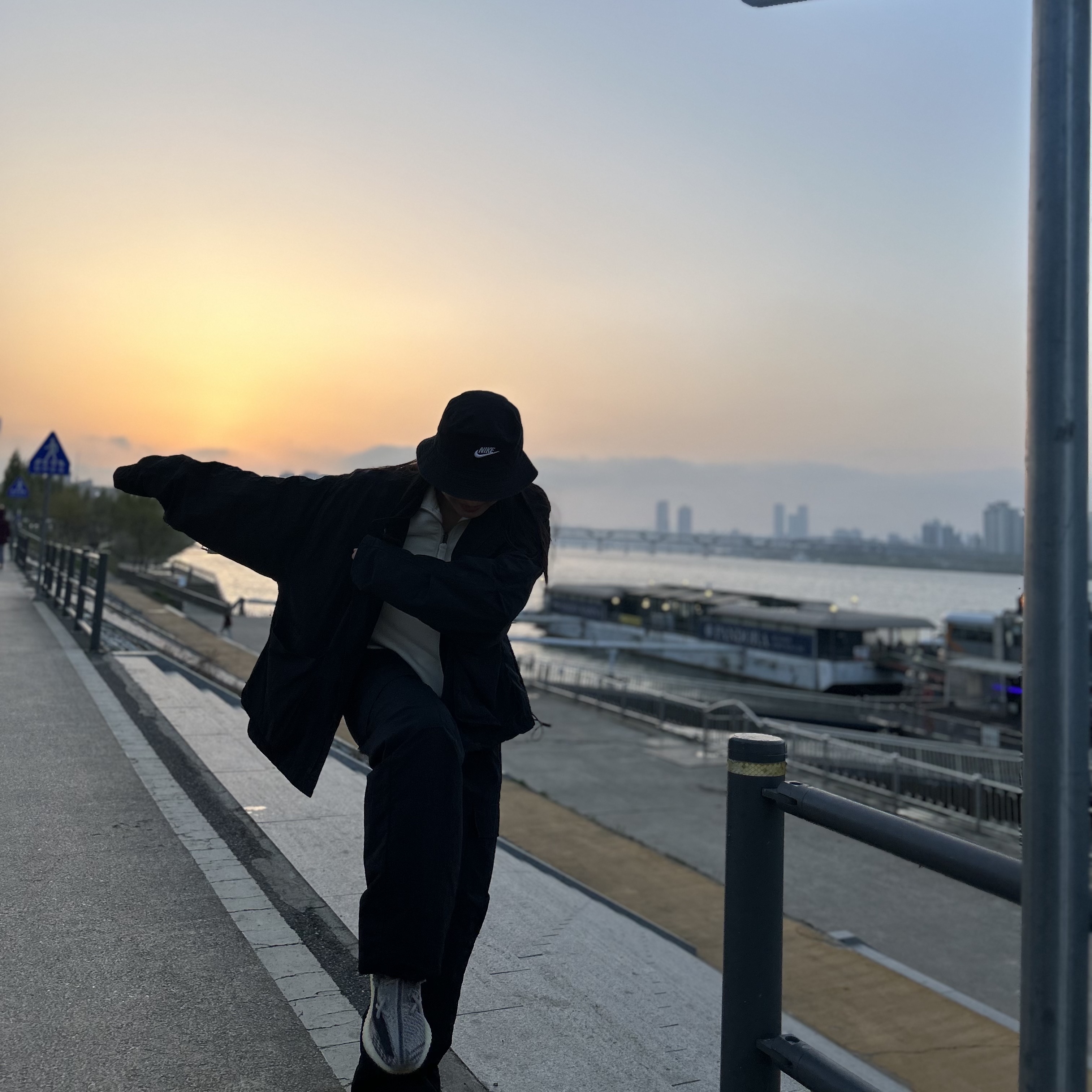 Nike Futura Washed Bucket Hat Black, Adidas Yeezy Boost 350 V2 Zyon 착용 스타일
