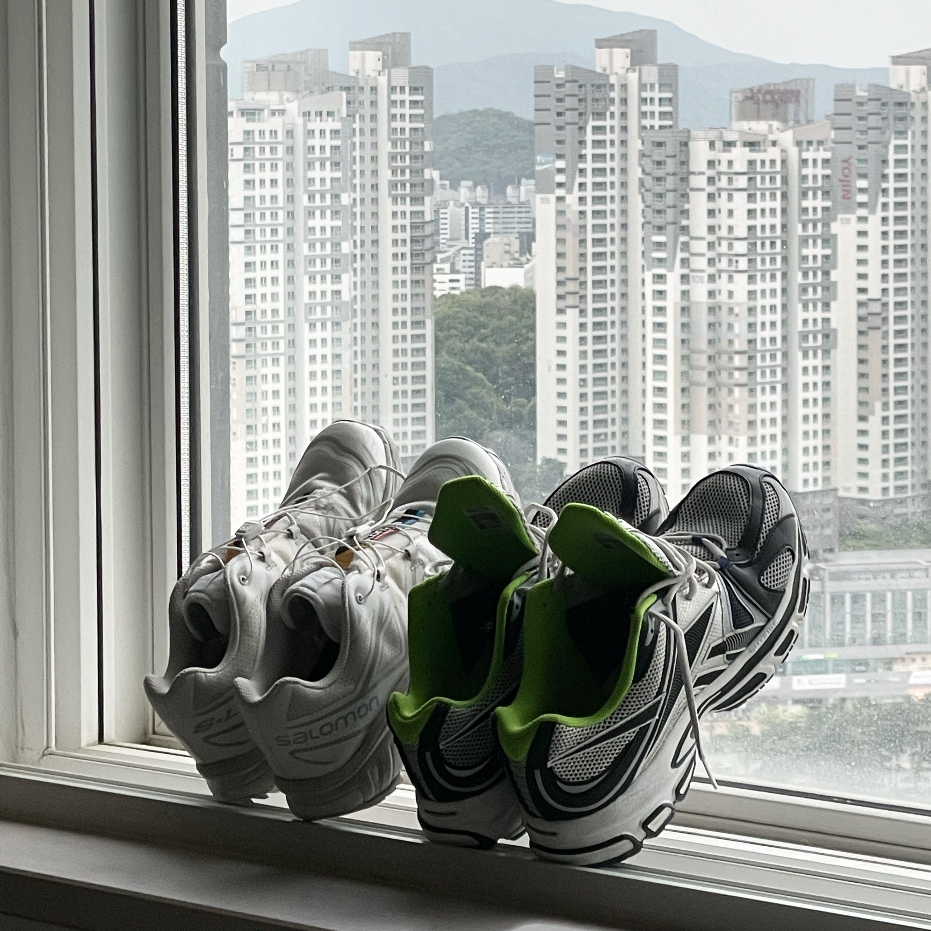 Reebok x Vetements Spike Runner 200 Grey Silver, Salomon XT-6 ADV White 착용 스타일