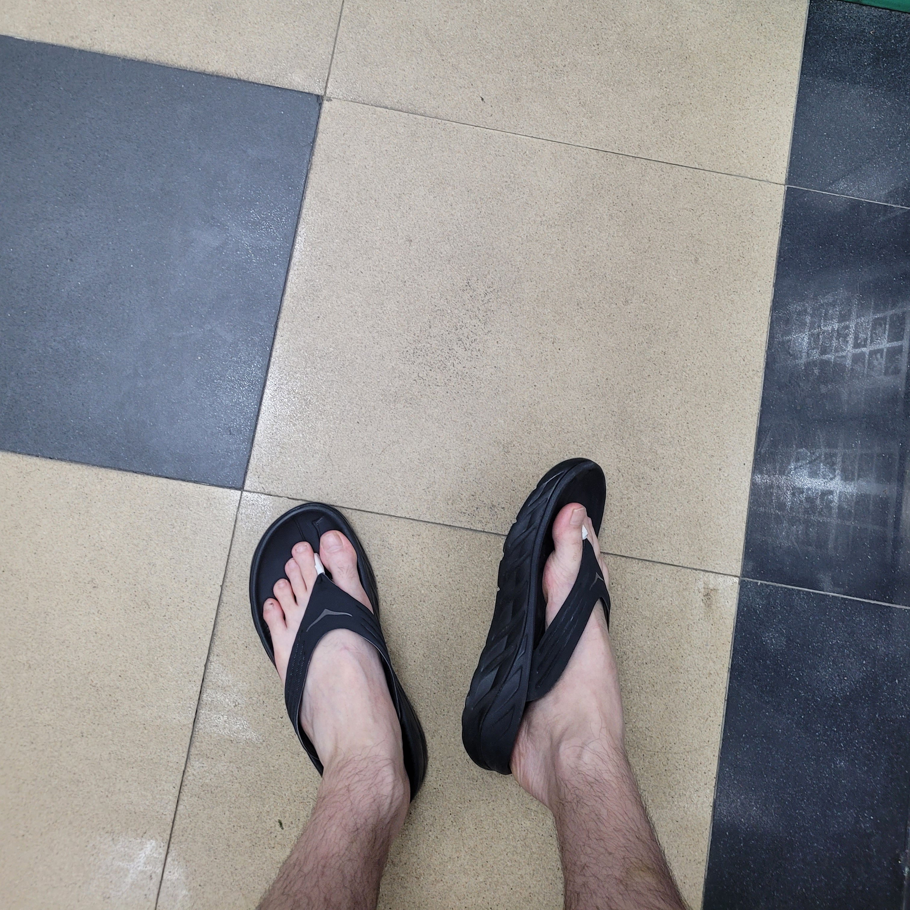 Hoka Ora Recovery Flip Black 착용 스타일
