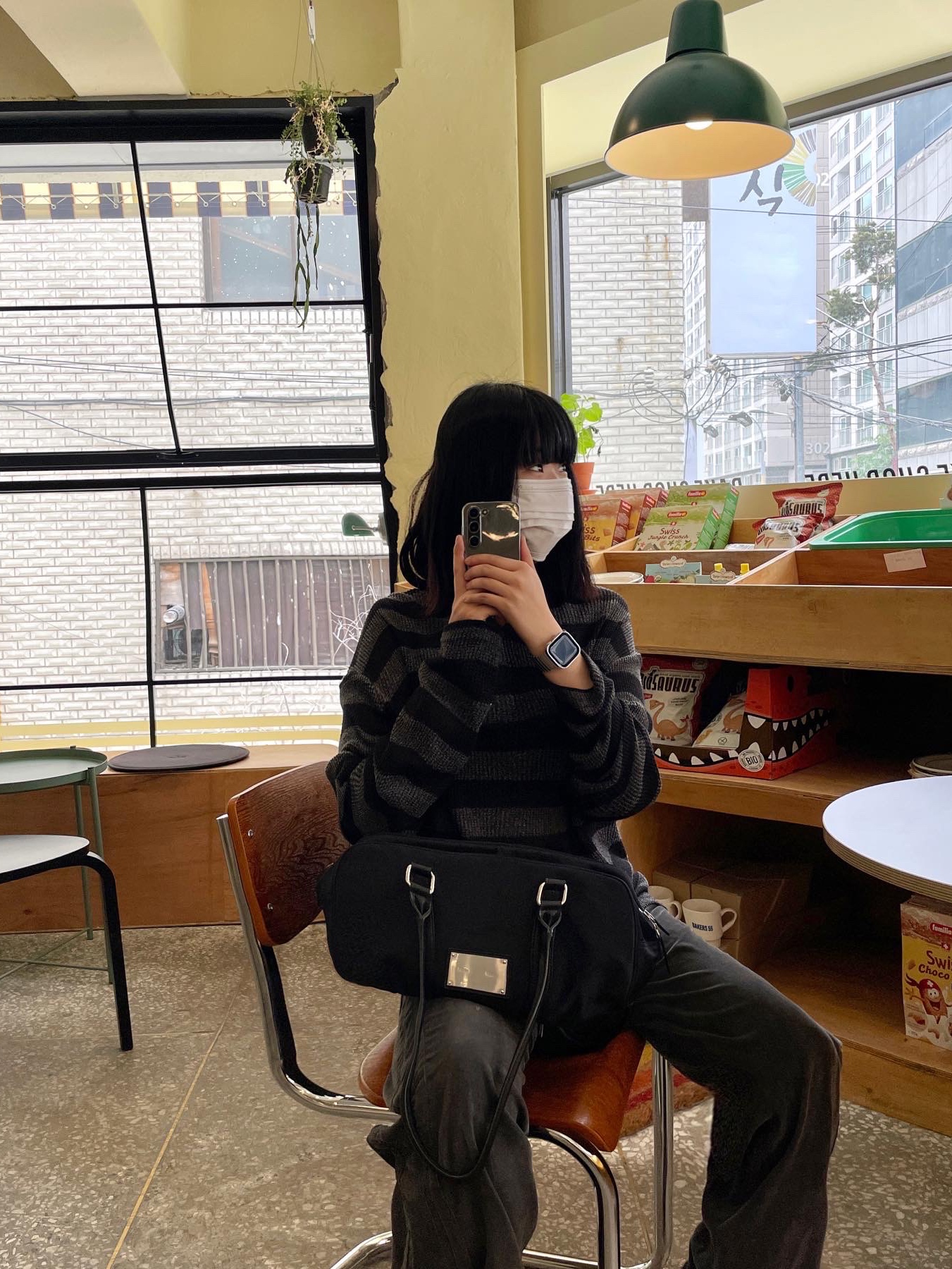 아디다스 오르케트로 브라이트 블루 카본 블랙, 마뗑킴 스포티 토트백 블랙 착용 스타일 - 2