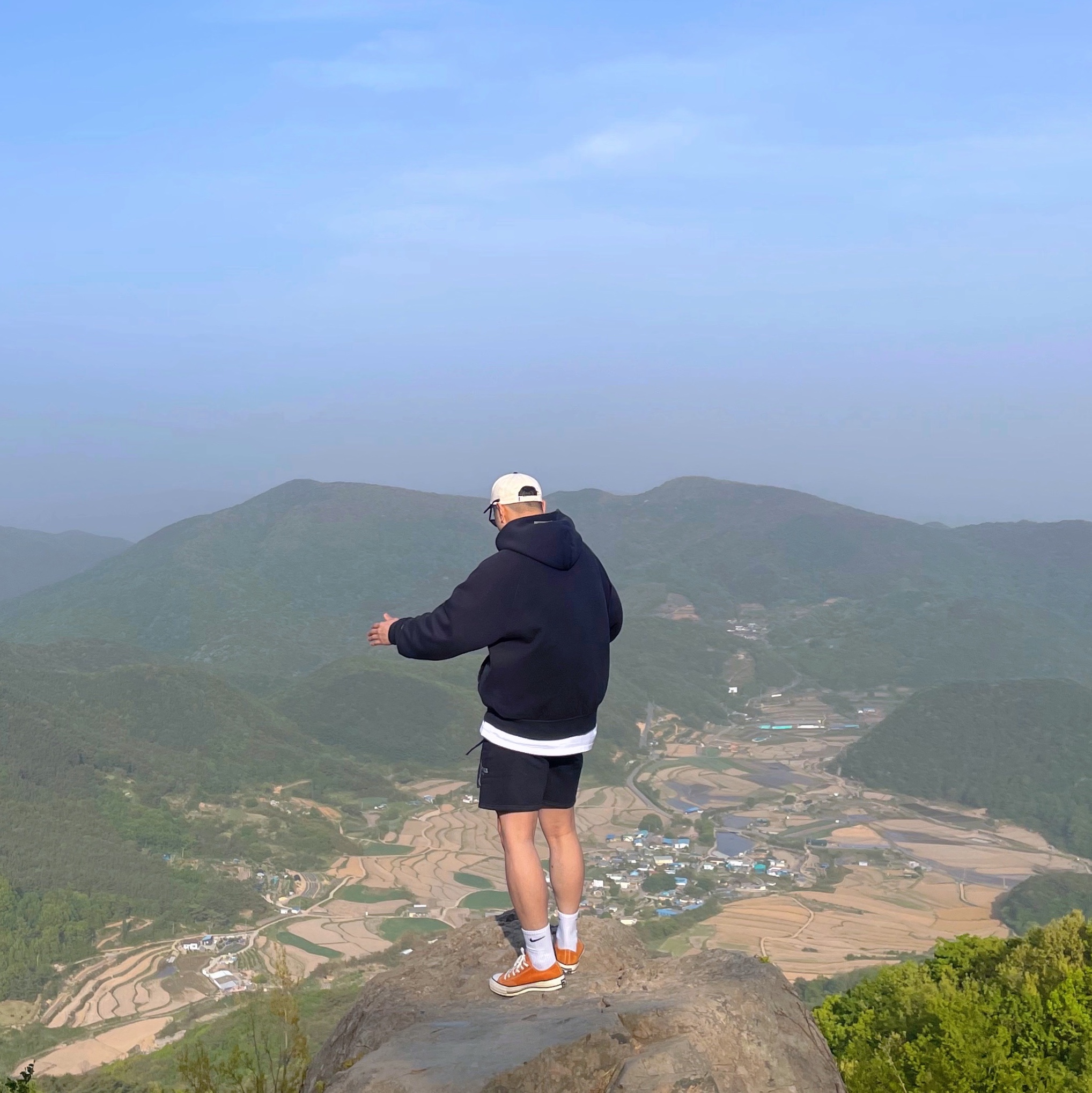 (W) 나이키 덩크 로우 블랙, 프라다 리에디션 2000 리나일론 미니 숄더백 블랙 착용 스타일 - 2